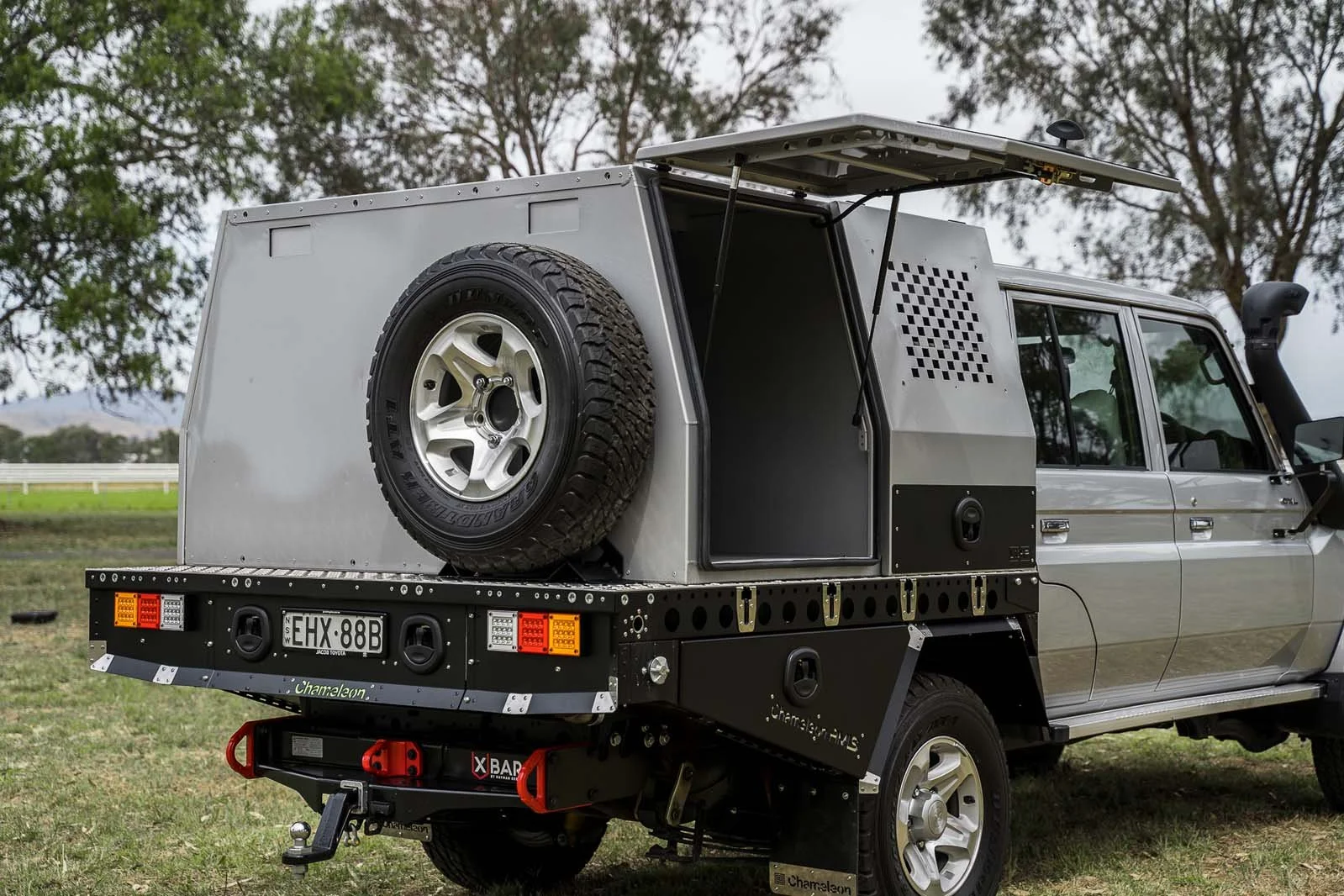   Our 3mm aluminium LOKRs are provide a double gutter design which incorporates a high quality automotive seal ensuring the contents are kept dry and dust free evening in the most harsh outback conditions. 
 Fully Sealed Door Design  
