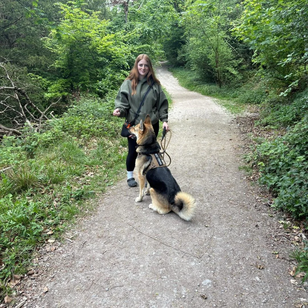 Welcome Neve to the pack!🐾

Neve has joined the Absolutely Barking family to support with walking and overnight dog sitting!🦮

Neve has been around dogs her whole life and knew she wanted to work with them whilst study her animal management course!
