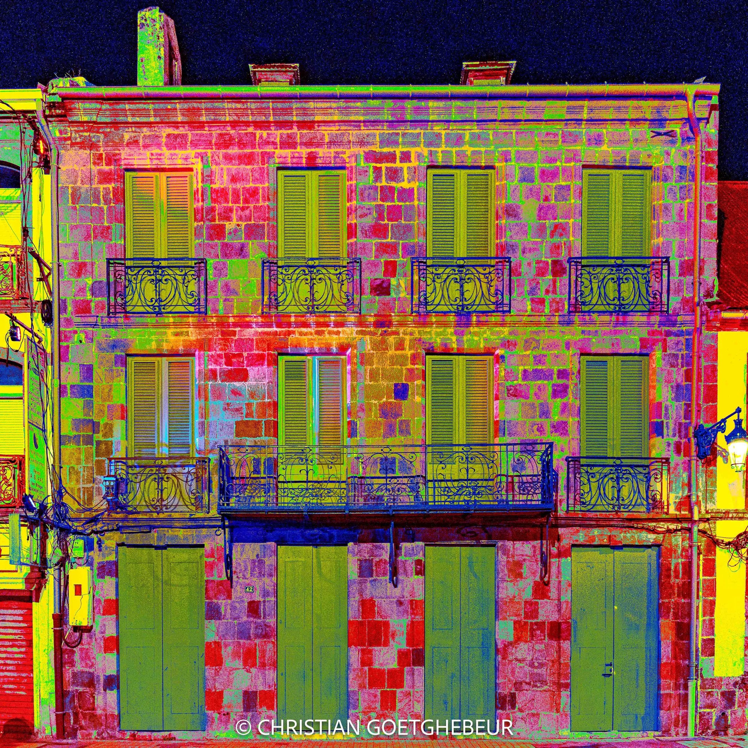 Façade d’immeuble à Basse-Terre, rythmée par les ouvertures et les volets, révélant une structure répétitive de la maison Chapp. 