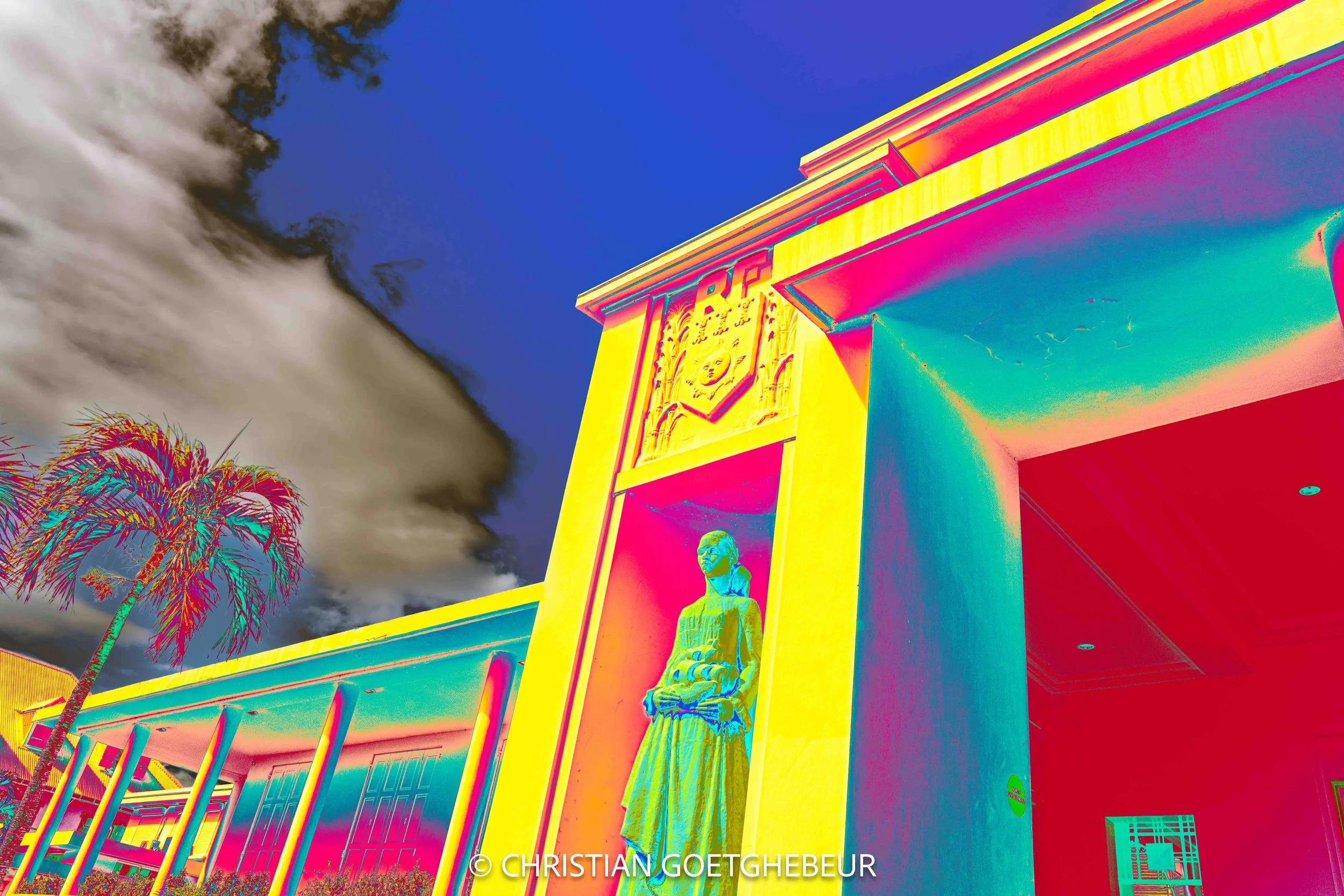 Photographie d’architecture à Basse-Terre en Guadeloupe. Façade ornée du conseil général, mise en tension par la lumière et la couleur.