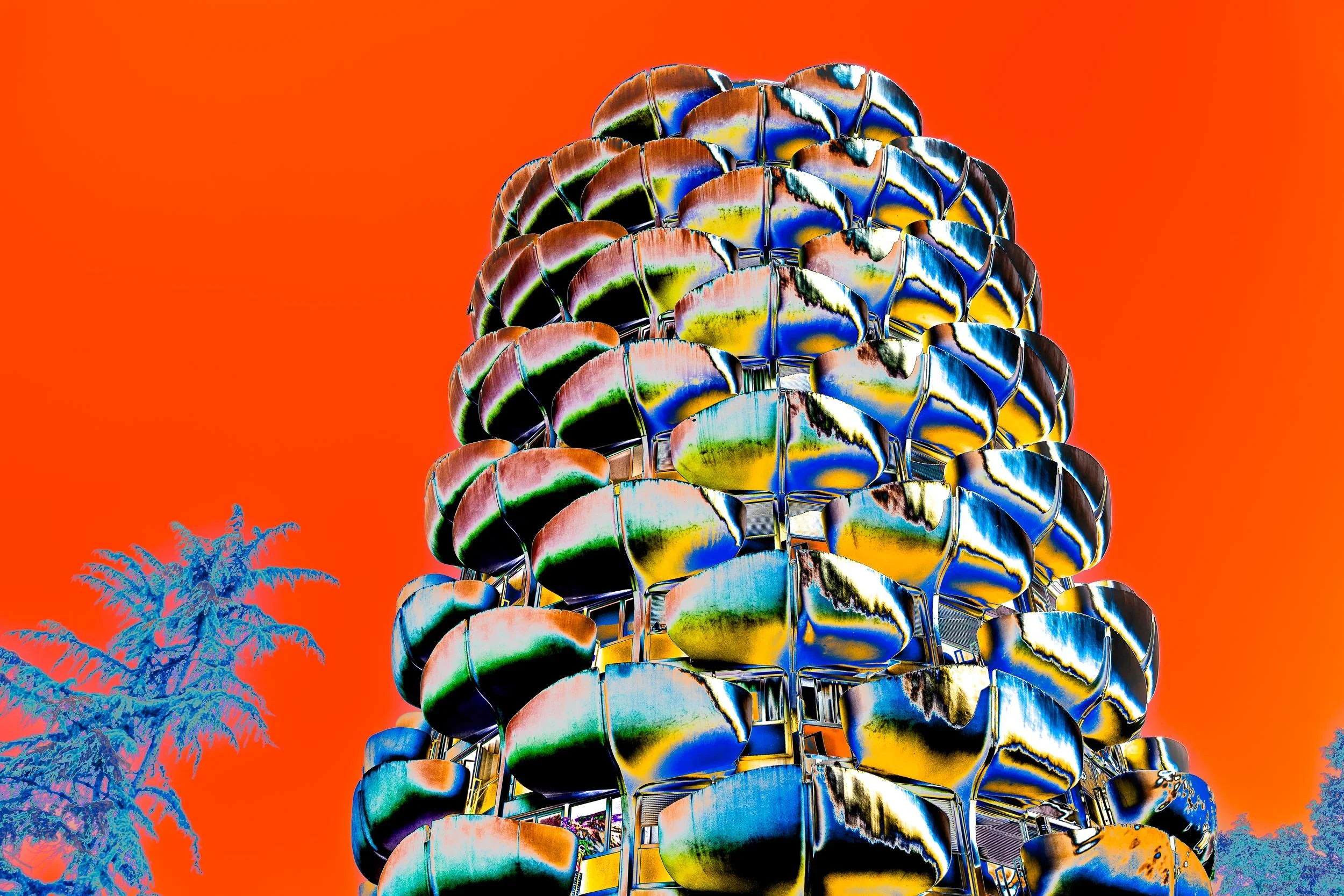 Photographie de la série Choux sublimes de Christian Goetghebeur, consacrée à l’architecture des Choux de Créteil conçue par Gérard Grandval. Vue en contre-plongée des balcons aux formes organiques et au ciel orange , interprétés par la couleur et la