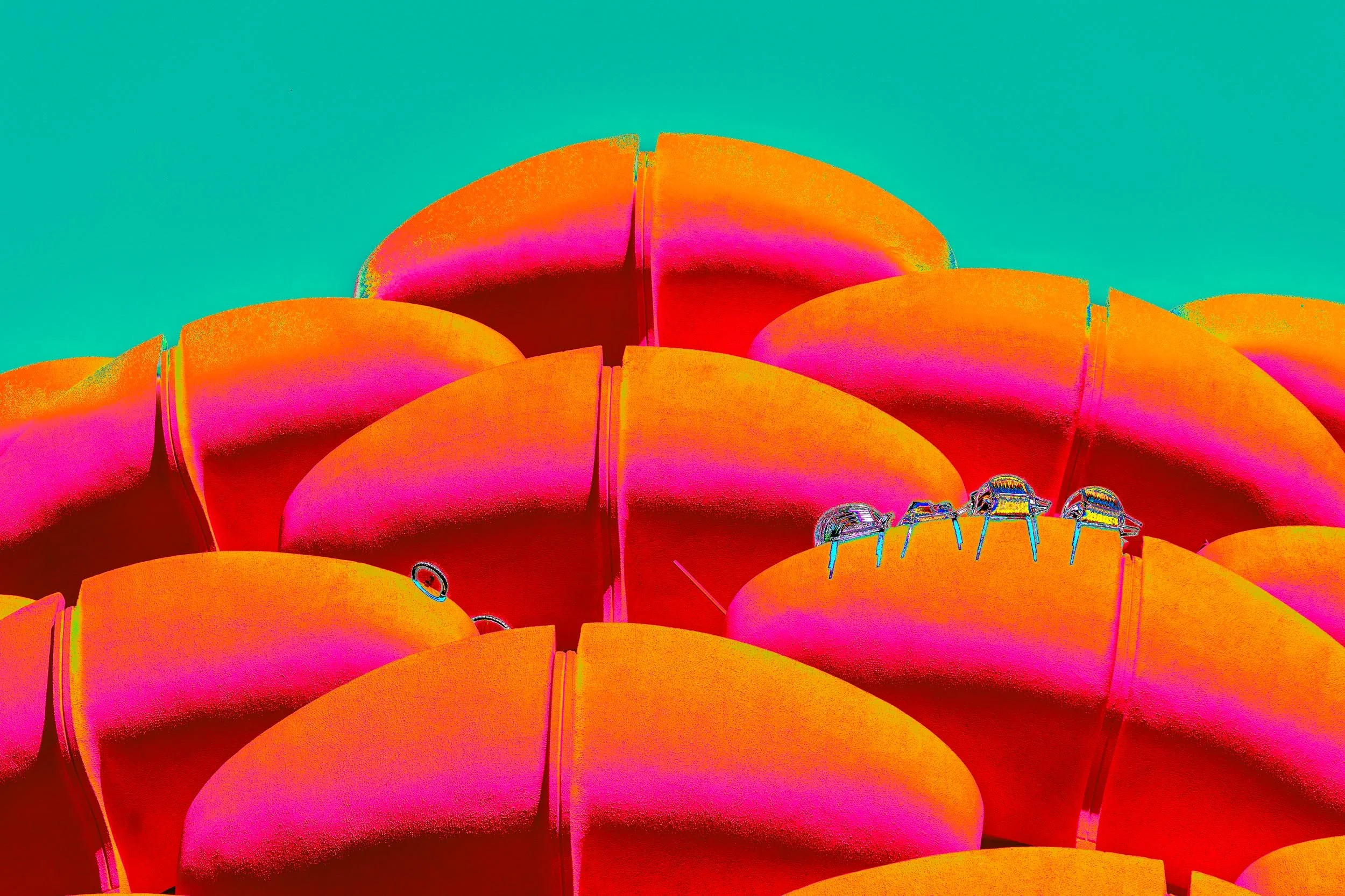 Photographie de la série Choux sublimes de Christian Goetghebeur, consacrée à l’architecture des Choux de Créteil conçue par Gérard Grandval. Vue en contre-plongée des balcons  aux formes organiques,  et de chaises interprétés par la couleur et la lu