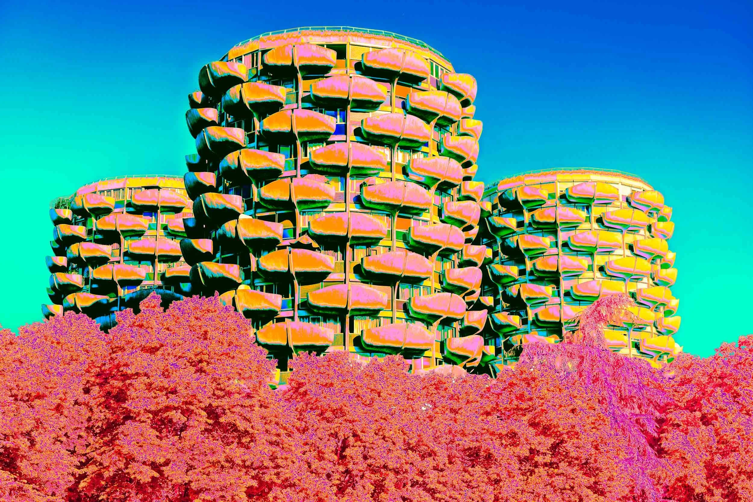 Photographie de la série Choux sublimes de Christian Goetghebeur, consacrée à l’architecture des Choux de Créteil conçue par Gérard Grandval. Vue des balcons aux formes organiques,  baignés par la végétation interprétés par la couleur et la lumière.