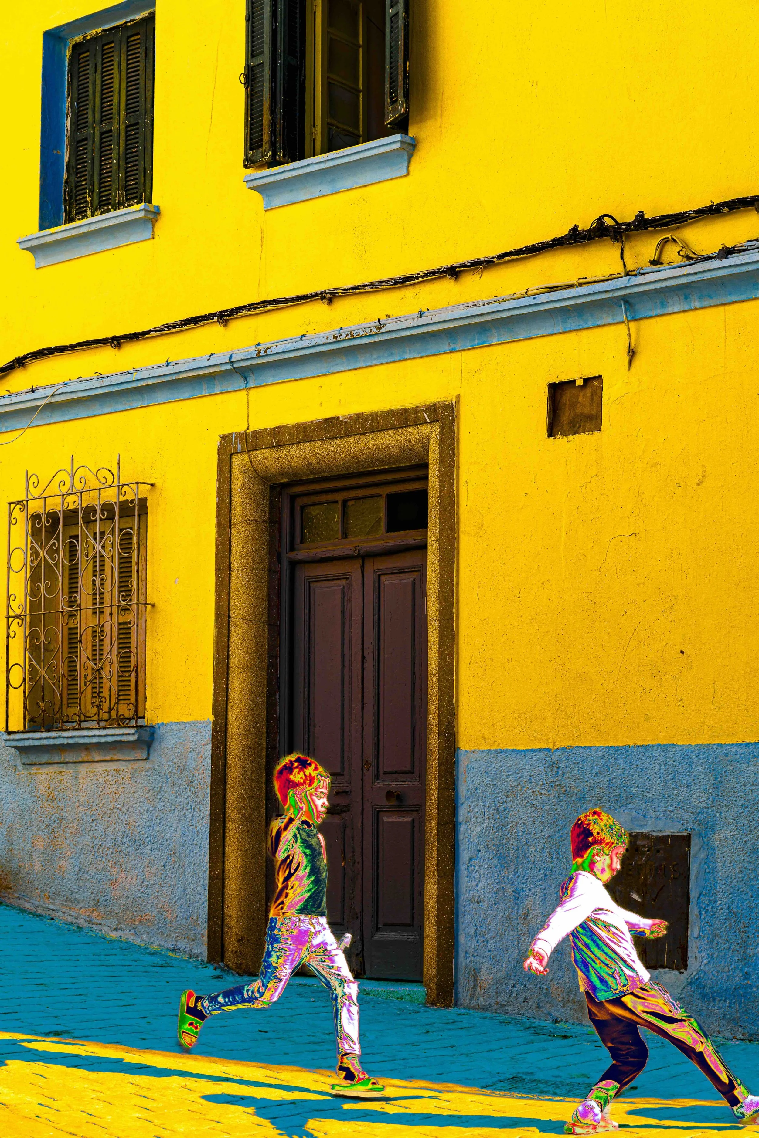 Jeux d'enfants  à Marshan, Tanger, au milieu d'un paysage urbain coloré par le soleil matinal