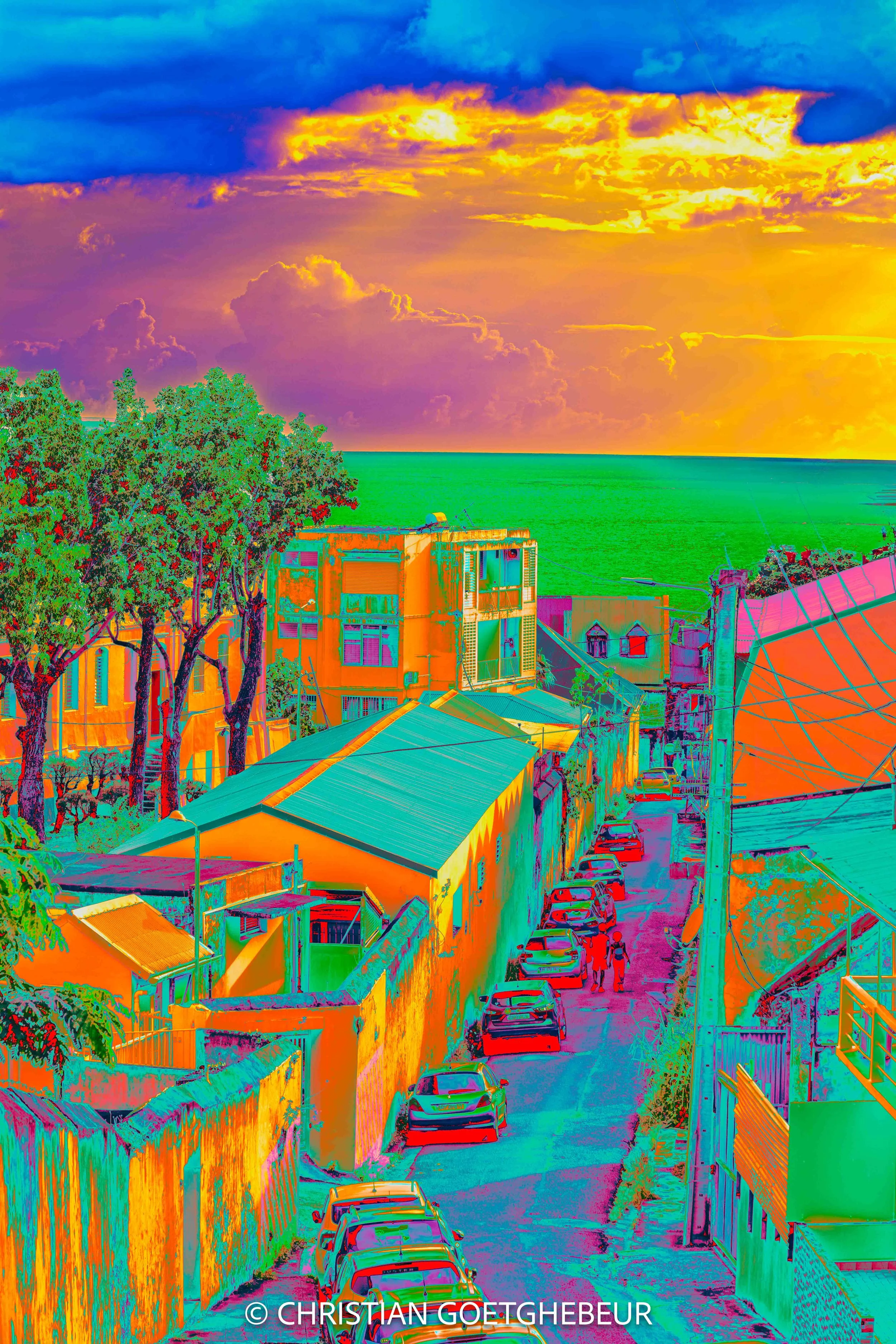 Vue urbaine en pente à Basse-Terre, entre architecture et horizon maritime, révélant la relation entre ville et paysage.