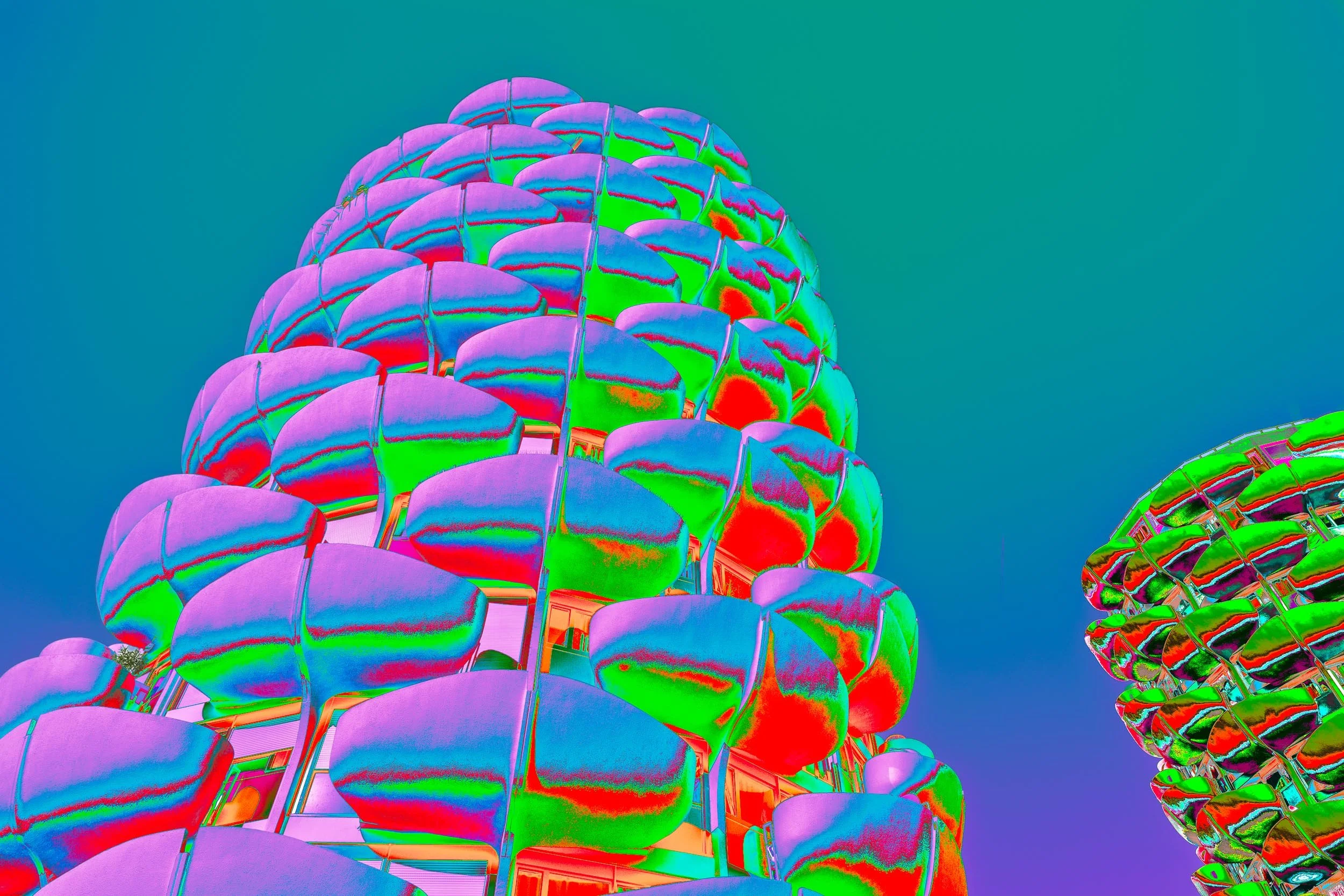 Photographie de la série Choux sublimes de Christian Goetghebeur, consacrée à l’architecture des Choux de Créteil conçue par Gérard Grandval. Vue en contre-plongée des balcons multicolores, interprétés par la couleur et la lumière.