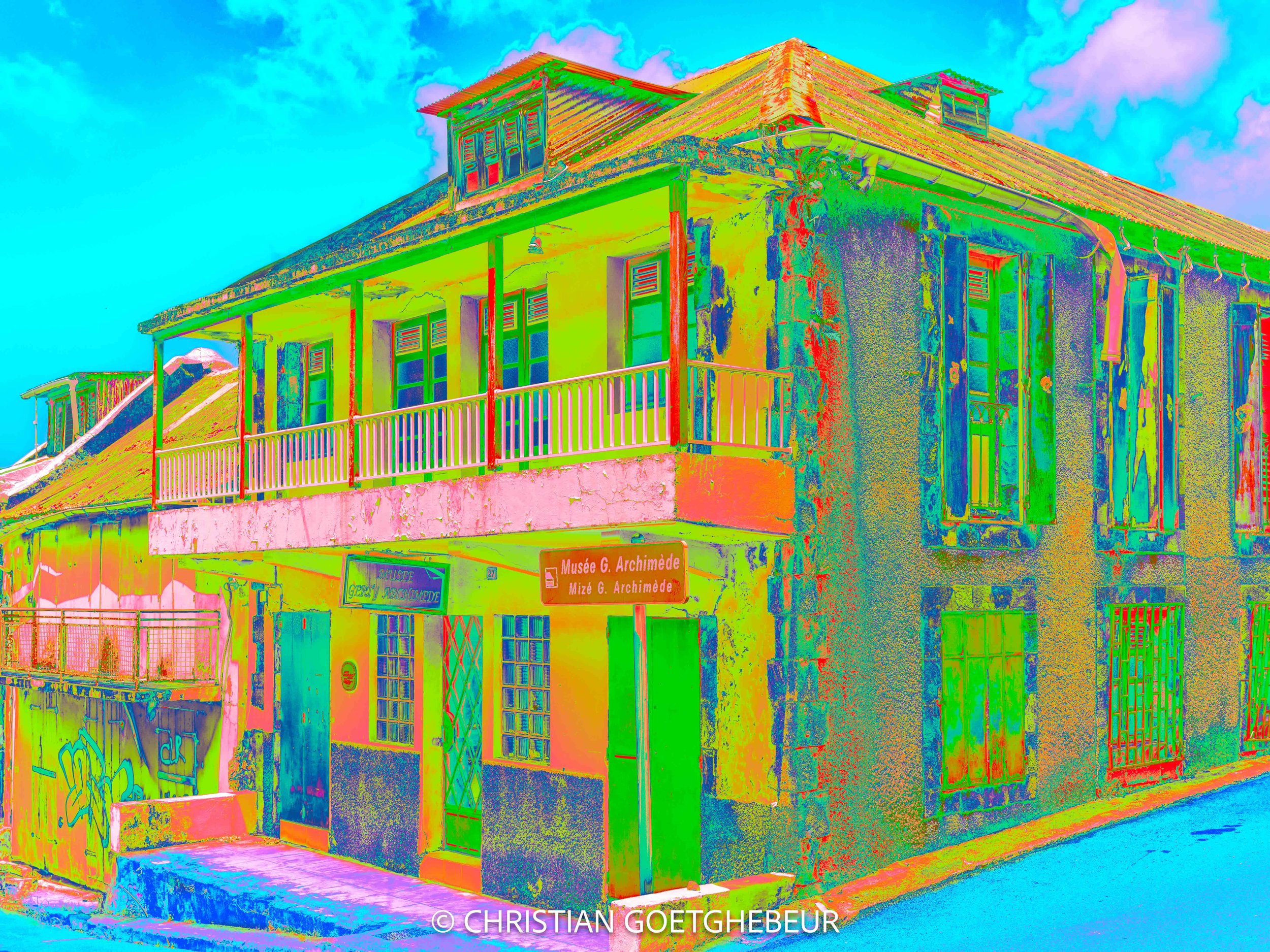 Photographie d’architecture à Basse-Terre en Guadeloupe. Angle de maison créole, le musée Gerty Archimede , où les lignes et les ouvertures structurent l’espace.