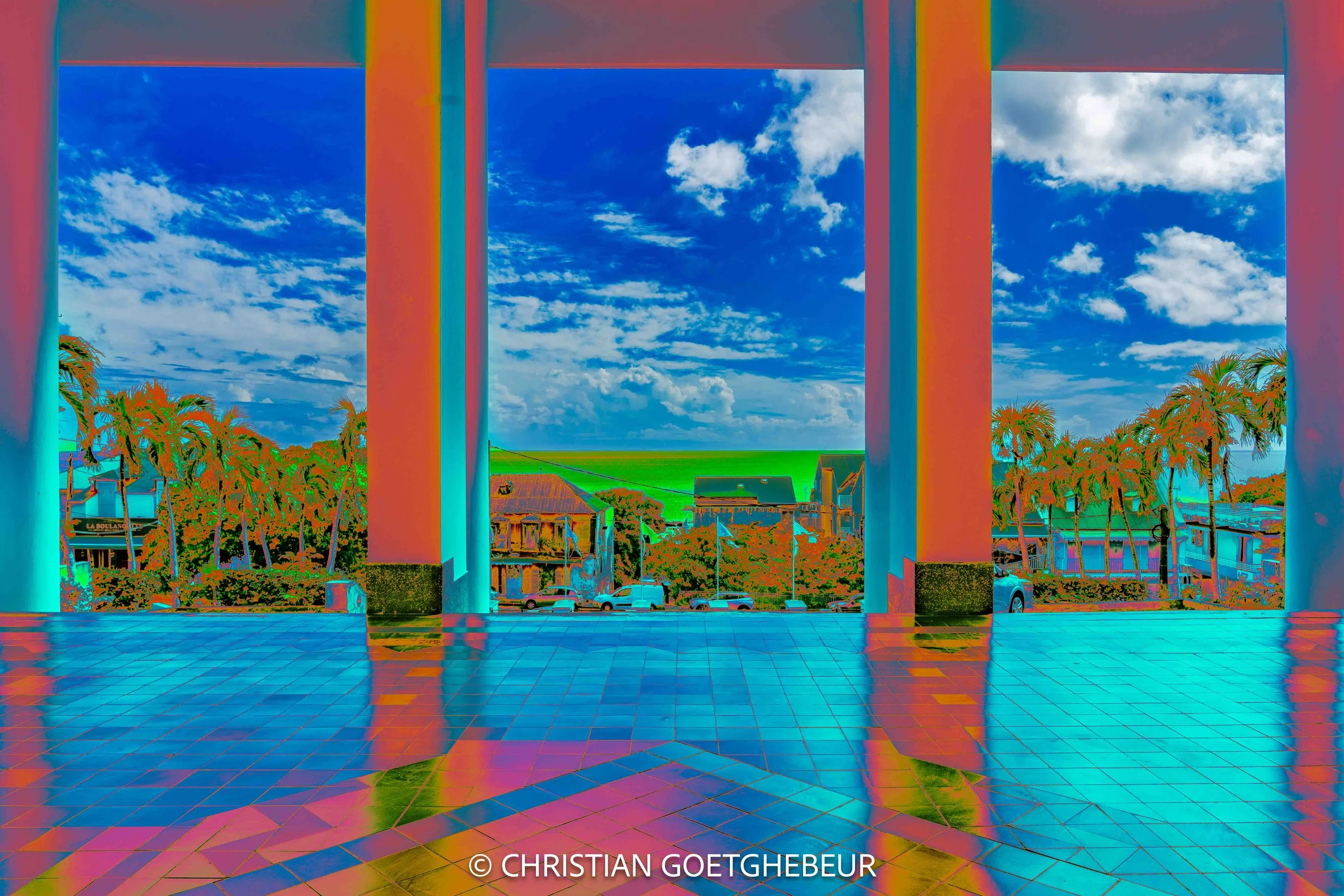 Espace architectural ouvert à Basse-Terre, cadré par des colonnes et ouvert sur le paysage.