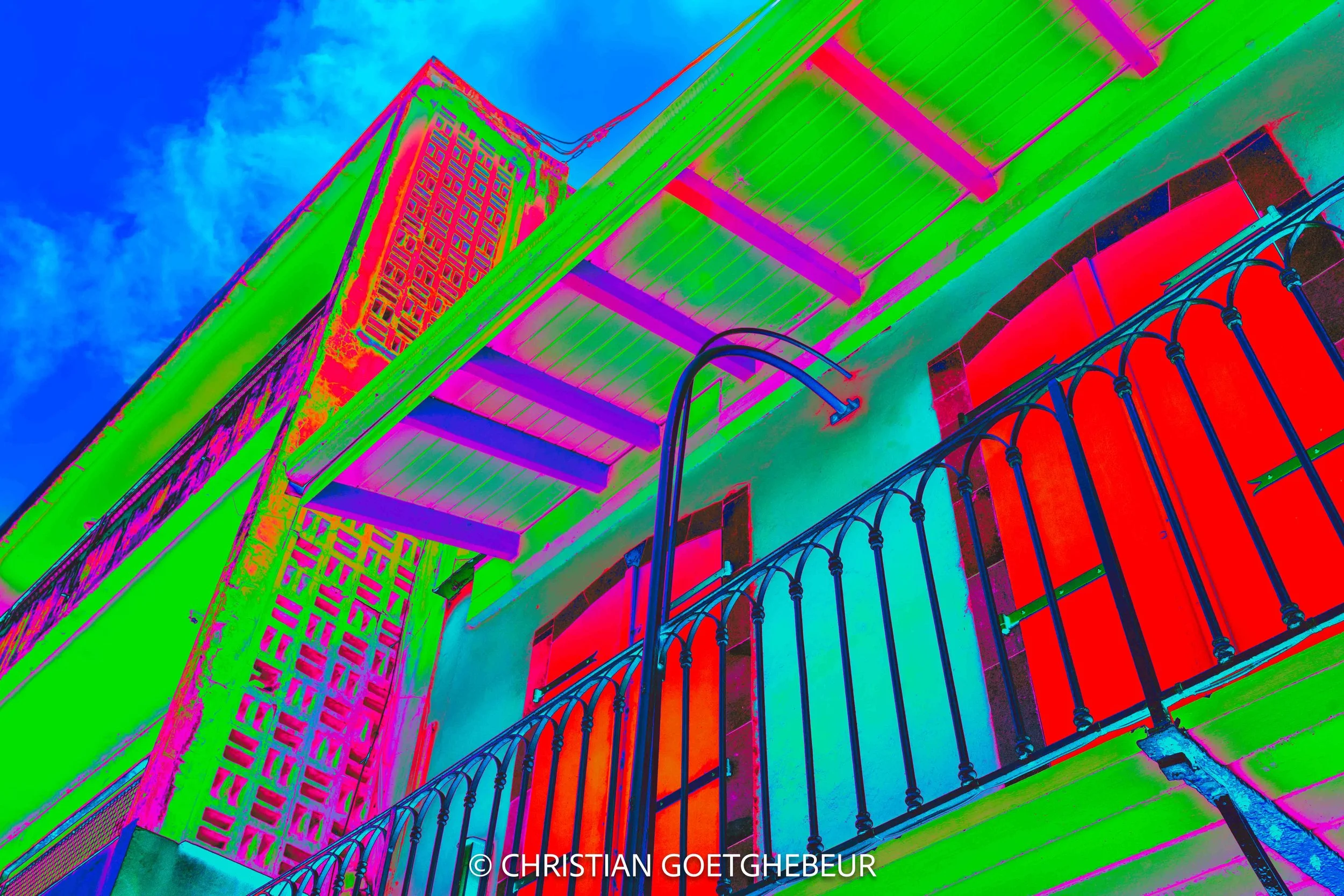 Photographie d’architecture à Basse-Terre en Guadeloupe. Structure en bois et garde-corps, où la géométrie se déploie dans la pente.