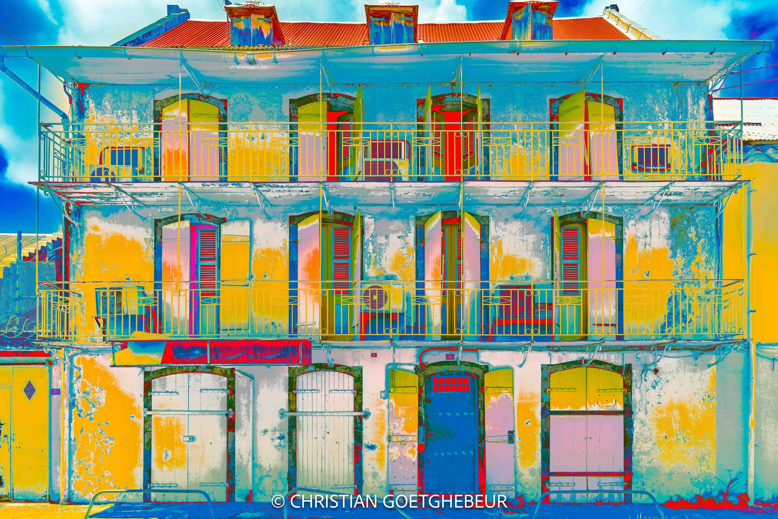 Photographie d’architecture à Basse-Terre en Guadeloupe. Façade rythmée par les ouvertures, révélée par une recomposition de la couleur.