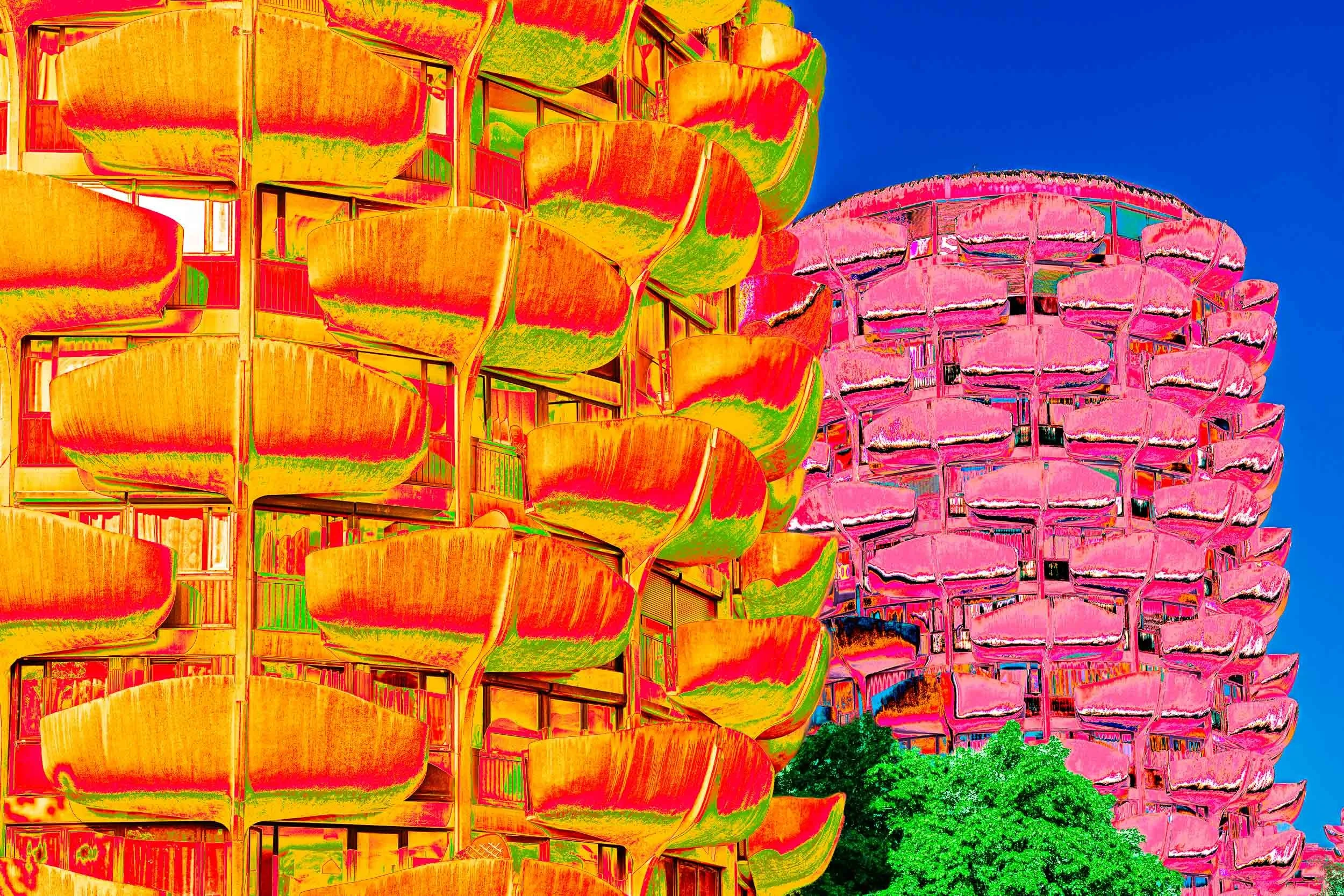 Photographie de la série Choux sublimes de Christian Goetghebeur, consacrée à l’architecture des Choux de Créteil conçue par Gérard Grandval. Vue  des balcons aux formes organiques, interprétés par la couleur et la lumière.