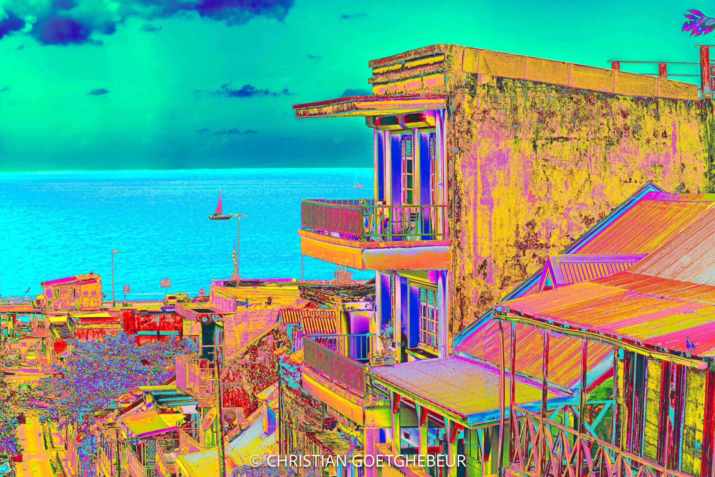 Photographie d’architecture à Basse-Terre en Guadeloupe. Maison en surplomb ouverte sur la mer, où les volumes s’inscrivent dans la pente.