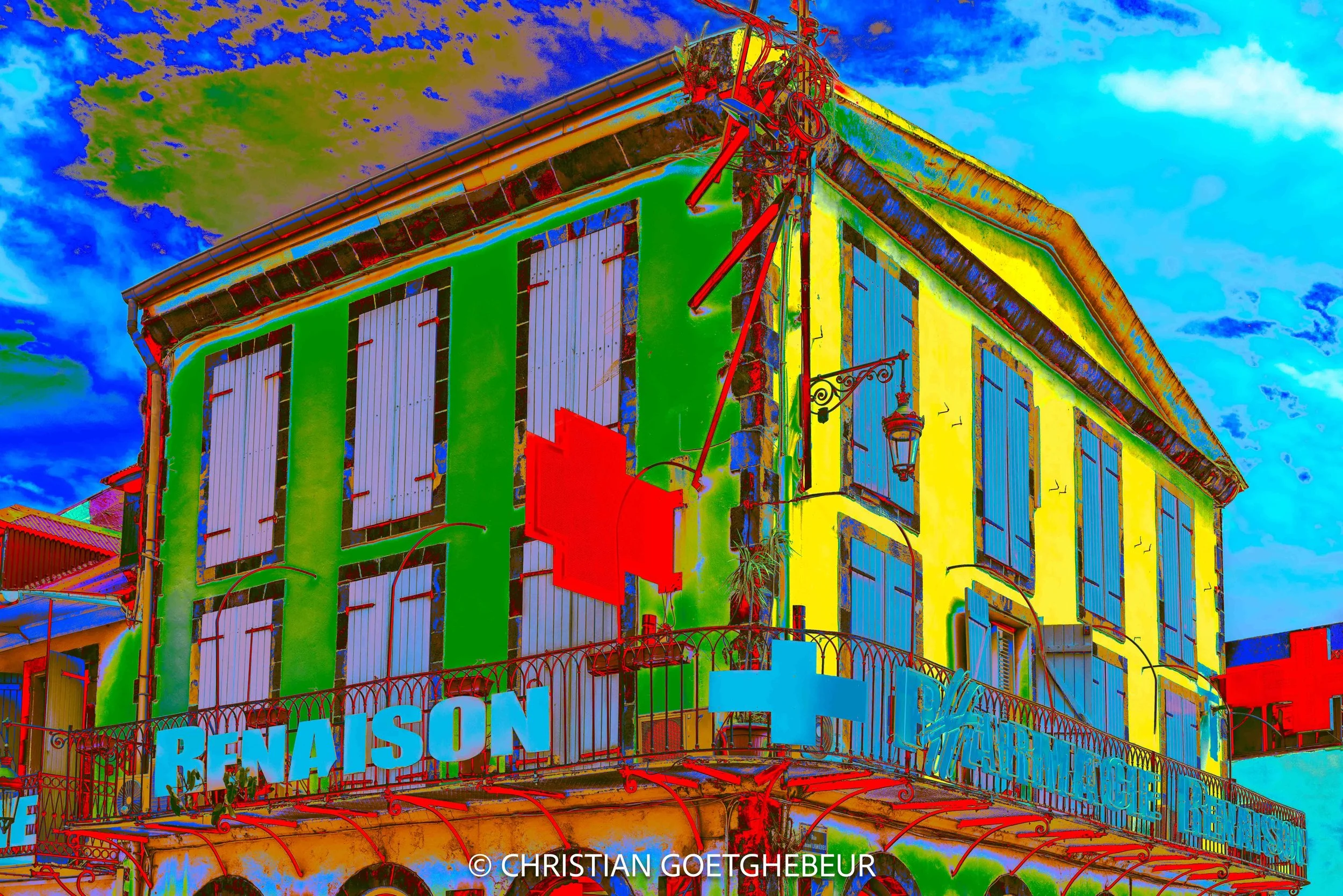 Angle de rue à Basse-Terre, où l’architecture de la pharmacie Renaison se déploie dans une composition graphique et urbaine.