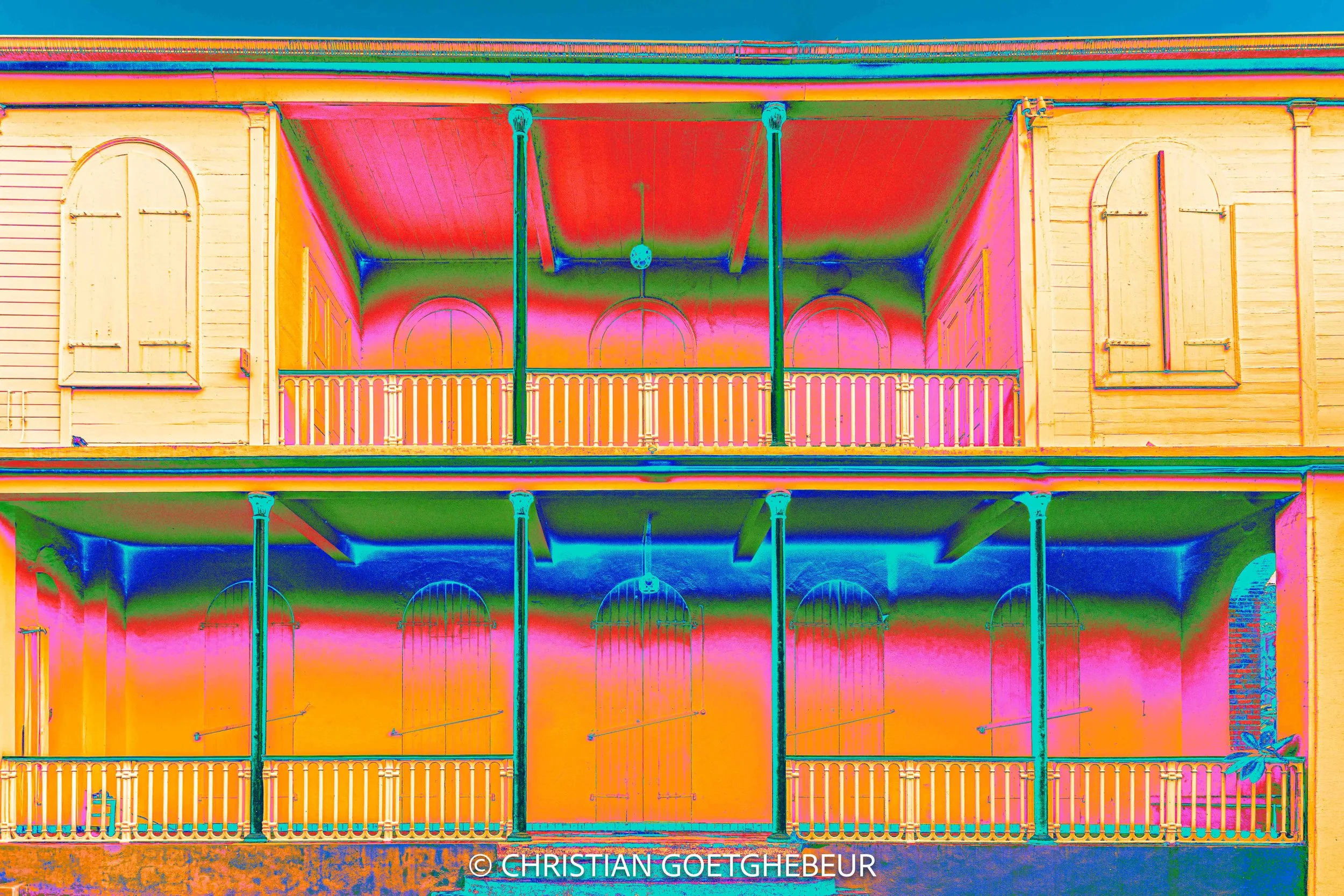 Galerie à étage à Basse-Terre en Guadeloupe, où les balcons et les répétitions structurent la façade.