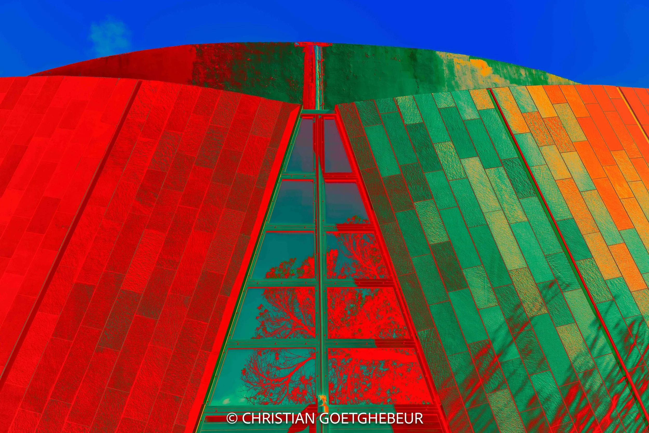 Composition architecturale à Basse-Terre en Guadeloupe, où les surfaces colorées transforment la perception des volumes du théâtre de l'Archipel. 