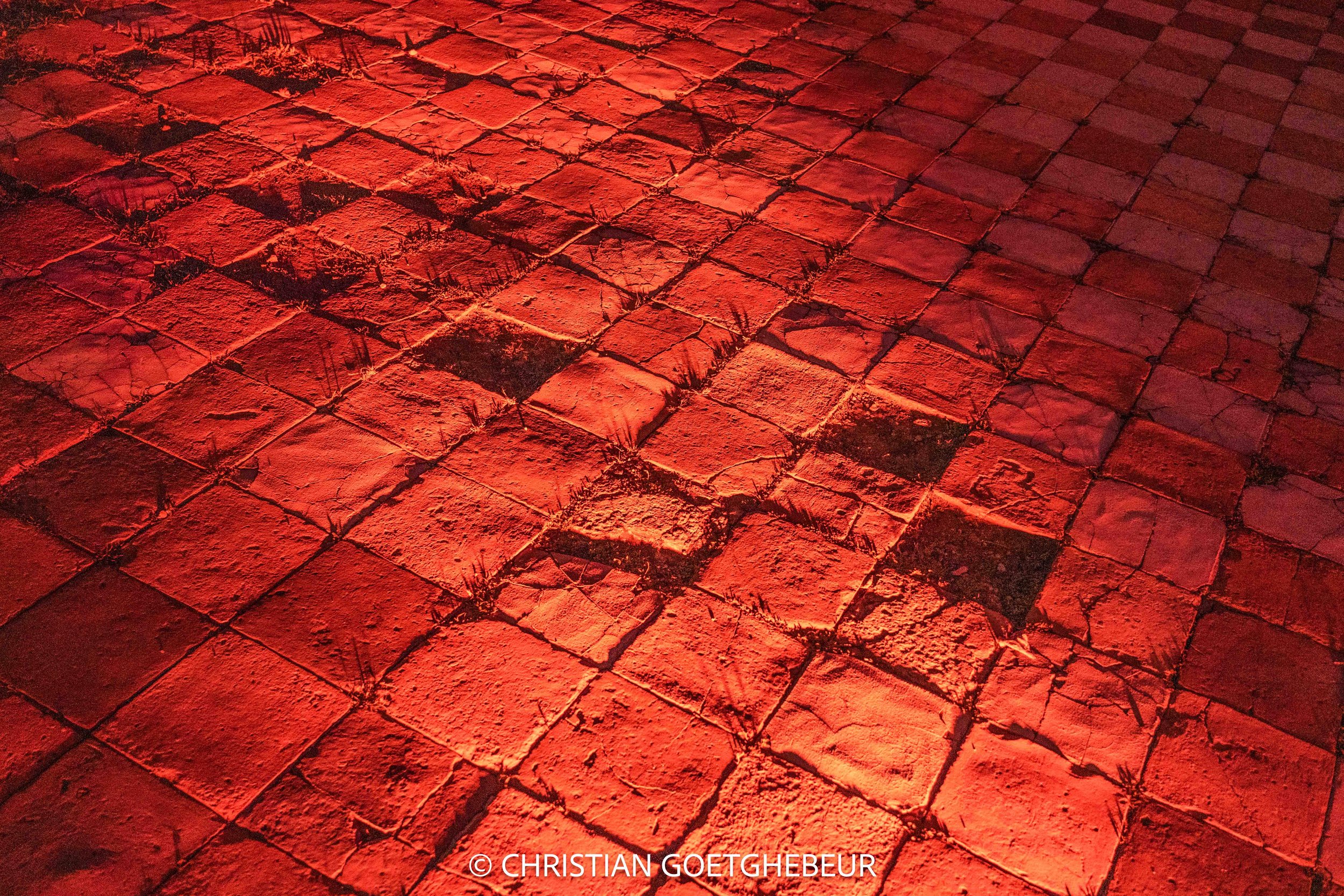Texture d'un sol à Basse-Terre en Guadeloupe, où la répétition des pavés compose une surface presque abstraite.