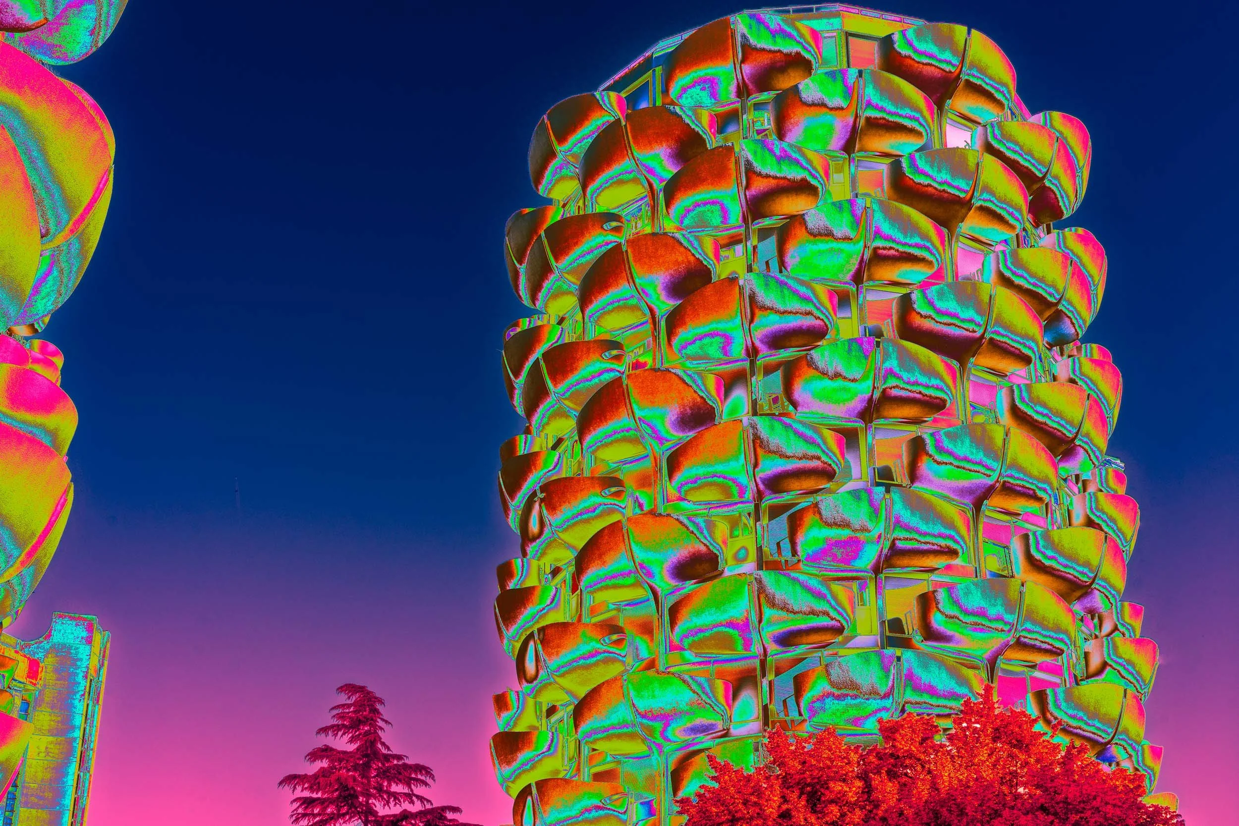 Photographie de la série Choux sublimes de Christian Goetghebeur, consacrée à l’architecture des Choux de Créteil conçue par Gérard Grandval. Vue en contre-plongée des balcons flamboyants, interprétés par la couleur et la lumière.