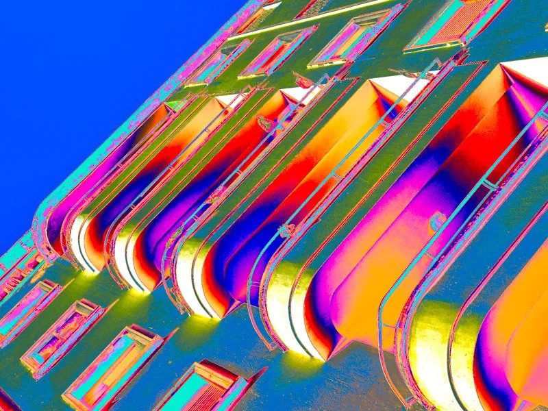 Un peu de vertige avec cette sur d'un immeuble art déco qui a pris les couleurs d'un arc en ciel à Tanger 