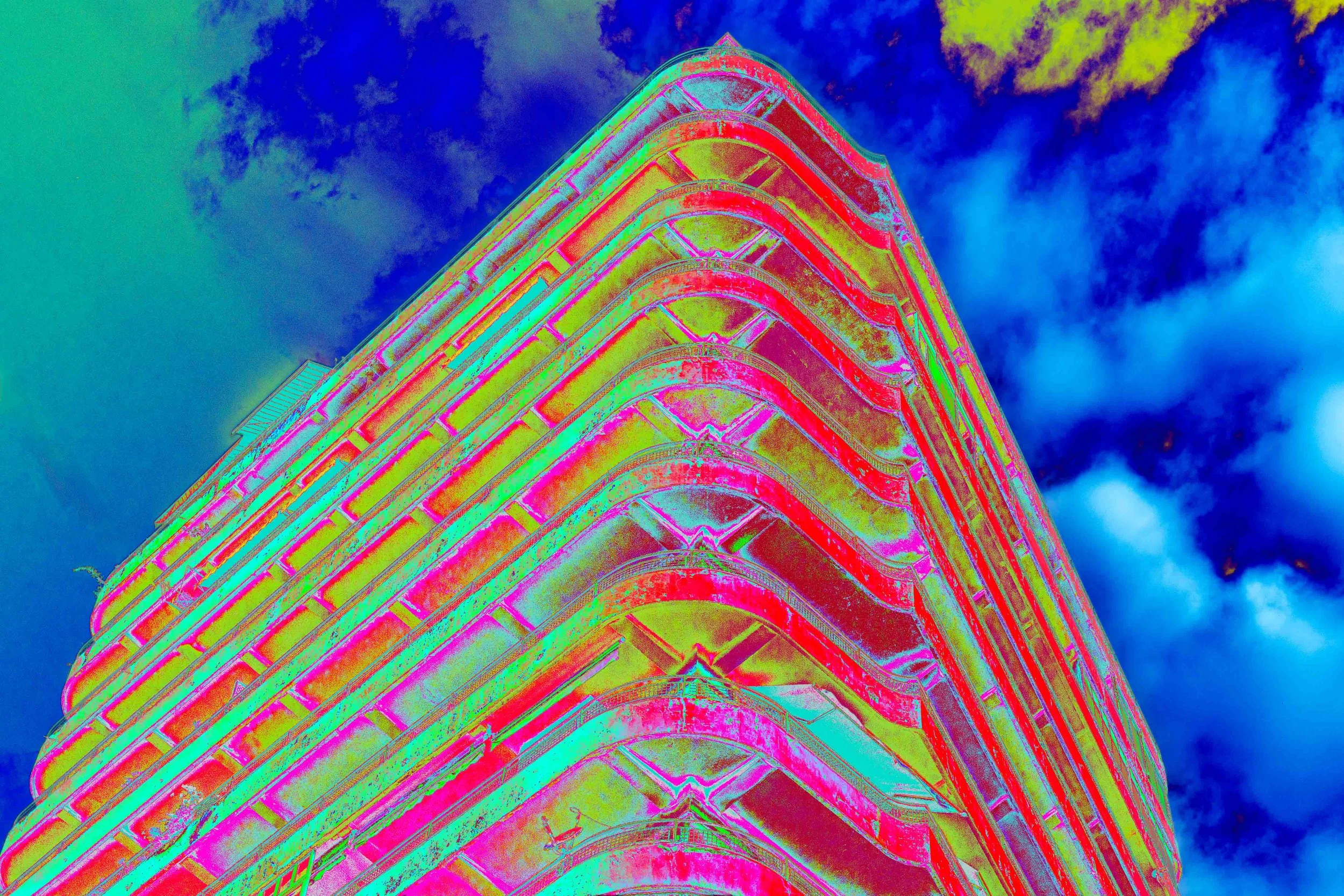 Streamline  d'Architecture moderniste  à Casablanca au Maroc je capture l'essence vibrante du modernisme urbain  de Casablanca à travers cet immeuble Streamline. Les courbes douces de l'immeuble contrastent avec la ligne dure de l'horizon, tandis que