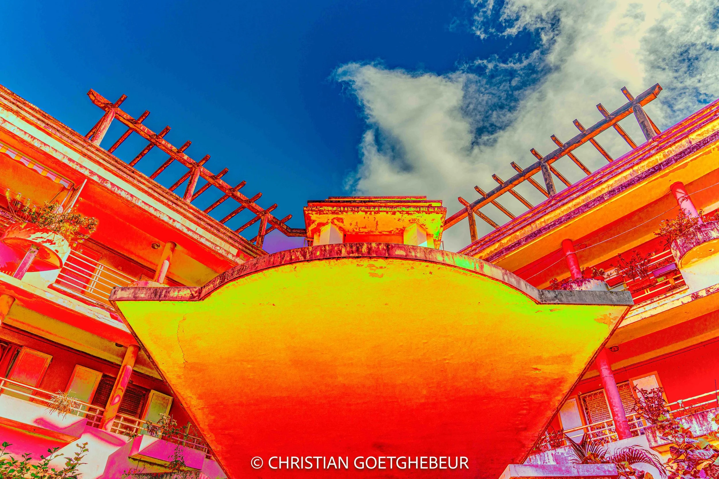 Structure circulaire et volumes imbriqués à Basse-Terre, révélés par une lecture photographique des formes.