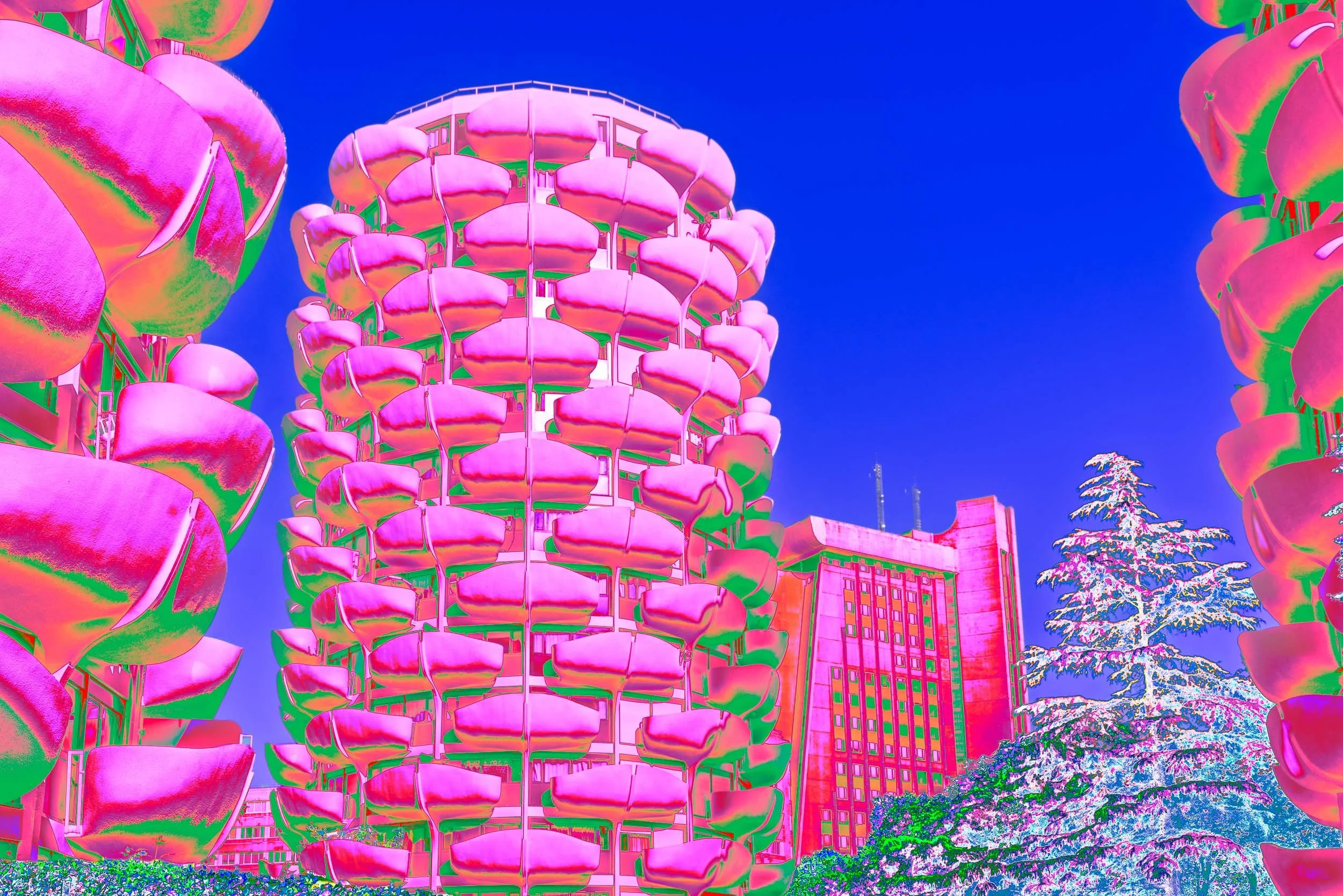 Photographie de la série Choux sublimes de Christian Goetghebeur, consacrée à l’architecture des Choux de Créteil conçue par Gérard Grandval. Vue des choux et du tribunal, interprétés par la couleur et la lumière.