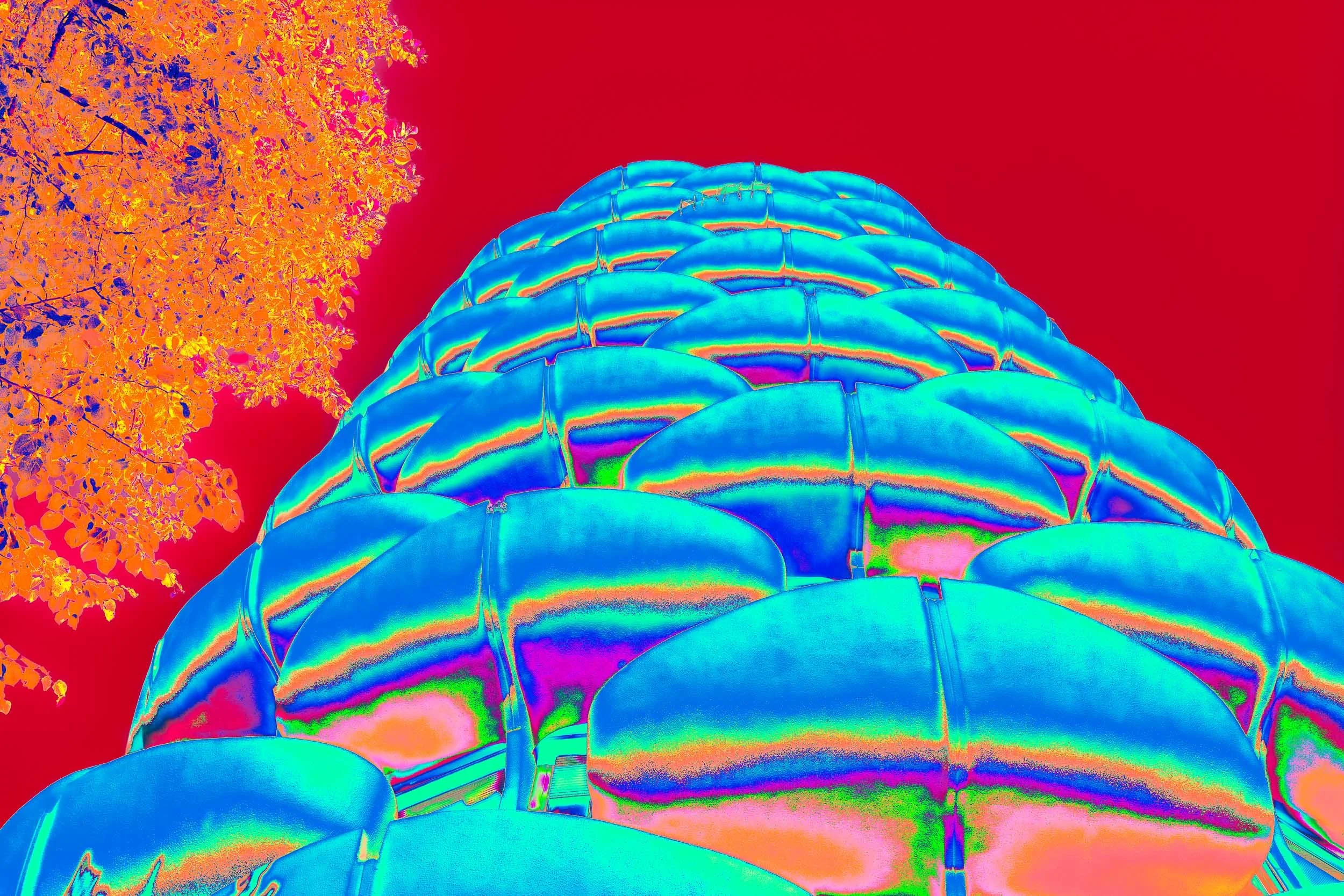 Photographie de la série Choux sublimes de Christian Goetghebeur, consacrée à l’architecture des Choux de Créteil conçue par Gérard Grandval. Vue en contre-plongée des balcons aux formes organiques, interprétés par la couleur et la lumière.