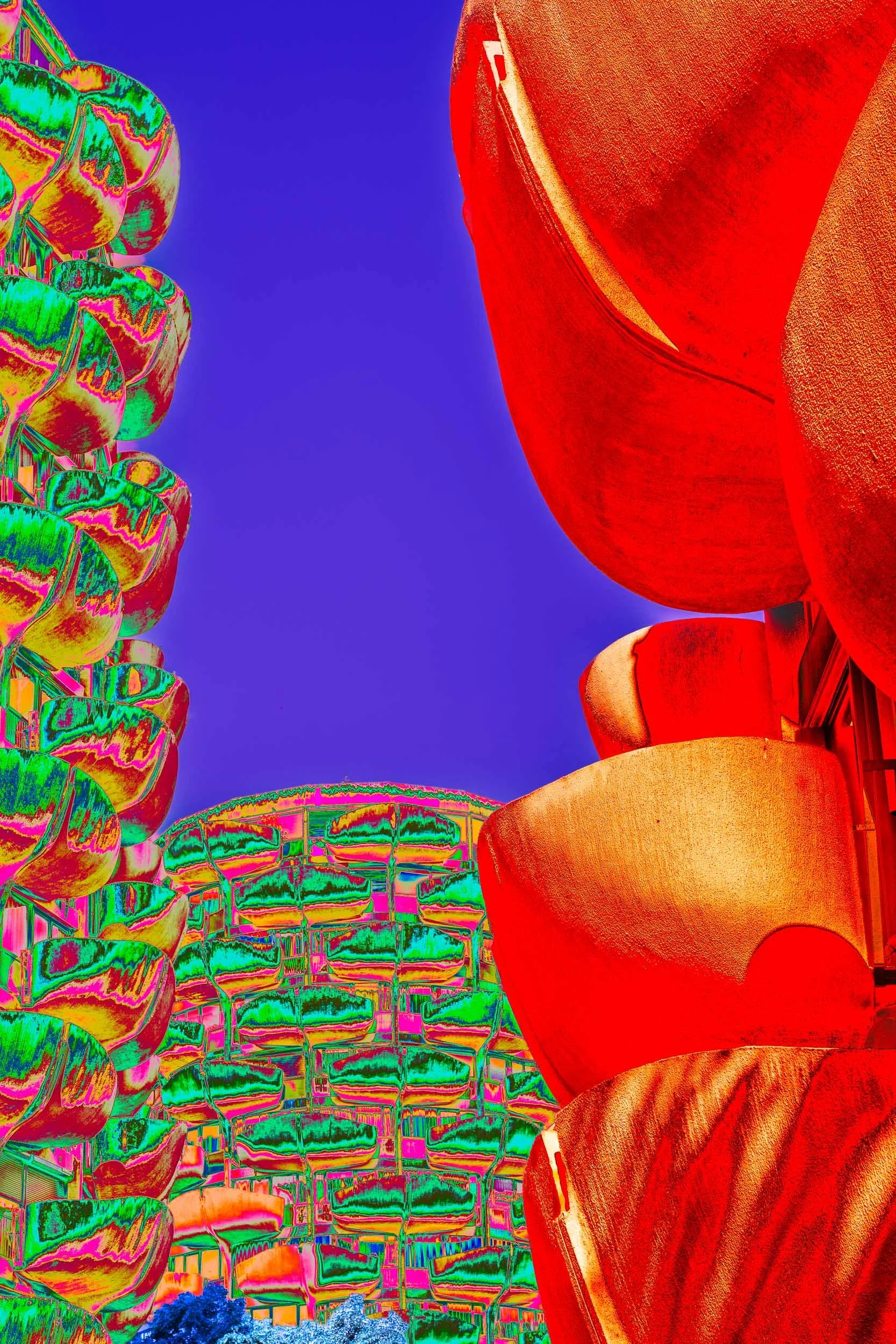 Photographie de la série Choux sublimes de Christian Goetghebeur, consacrée à l’architecture des Choux de Créteil conçue par Gérard Grandval. Vue proche et lointaine des balcons, interprétés par la couleur et la lumière.