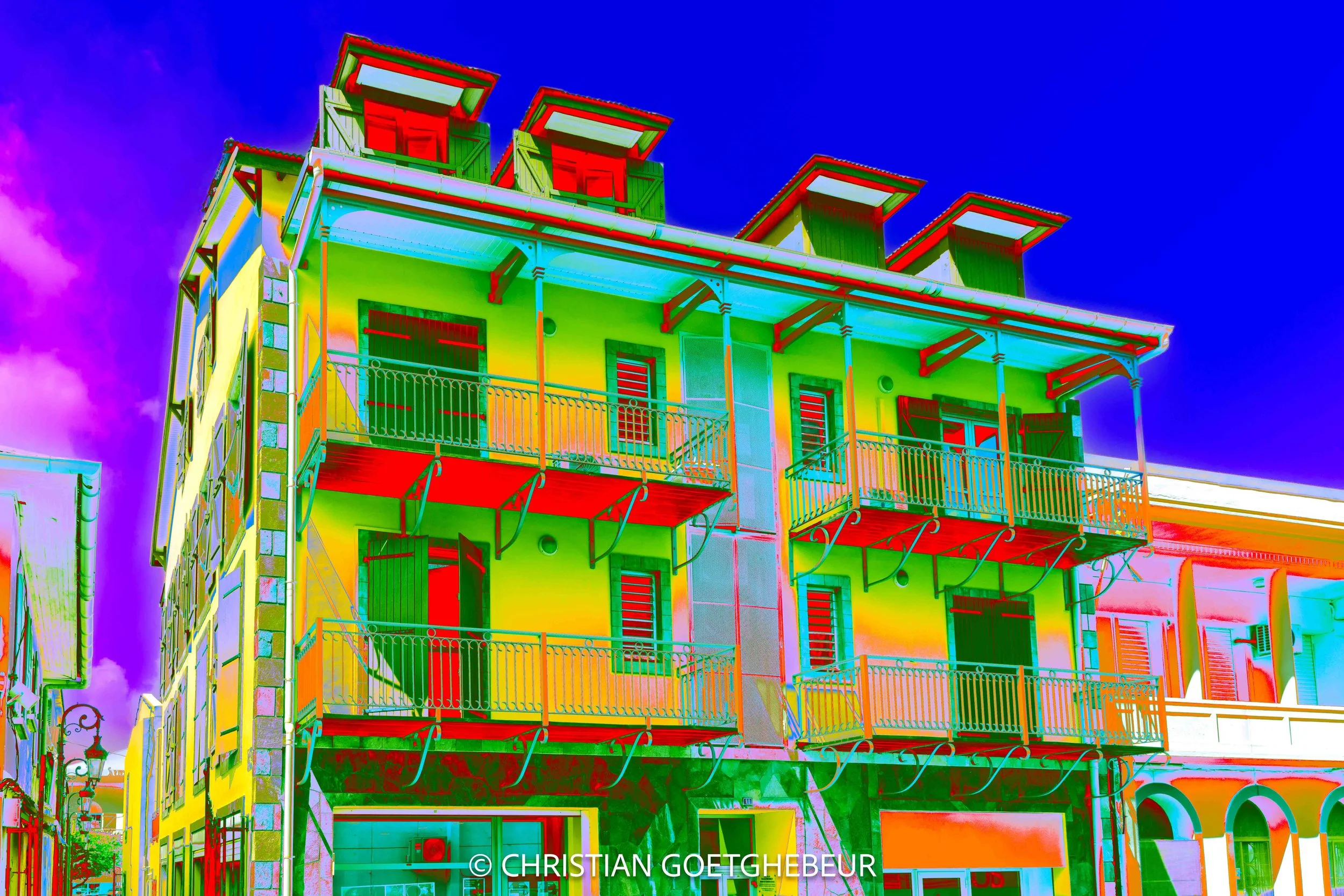 Photographie d’architecture à Basse-Terre en Guadeloupe. Immeuble aux balcons superposés, dont la répétition structure l’image.