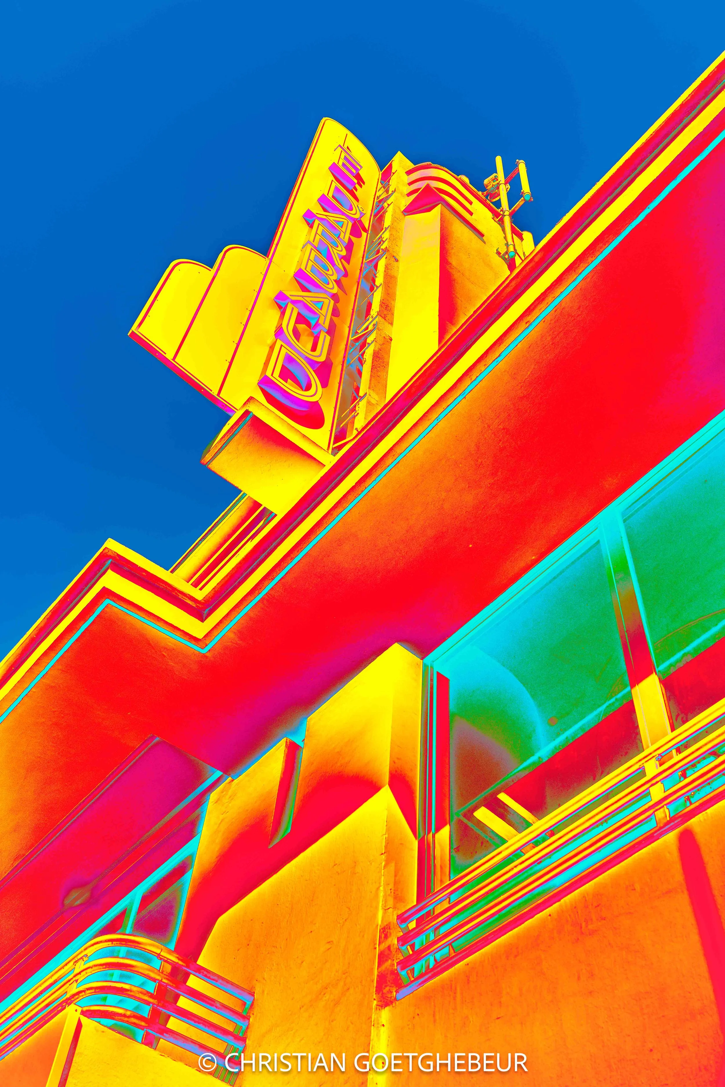 Architecture moderniste à Basse-Terre, où les lignes et les plans se recomposent par la couleur.