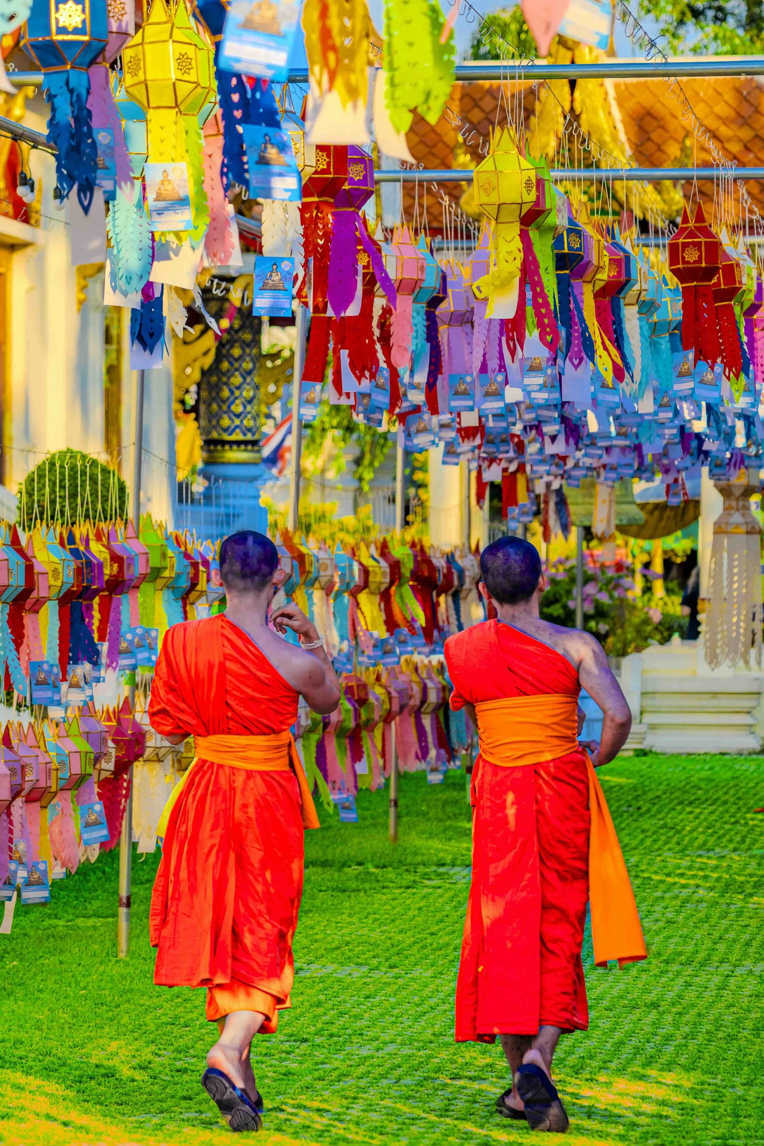 Bonzes et lampions, Chang May, Thailande