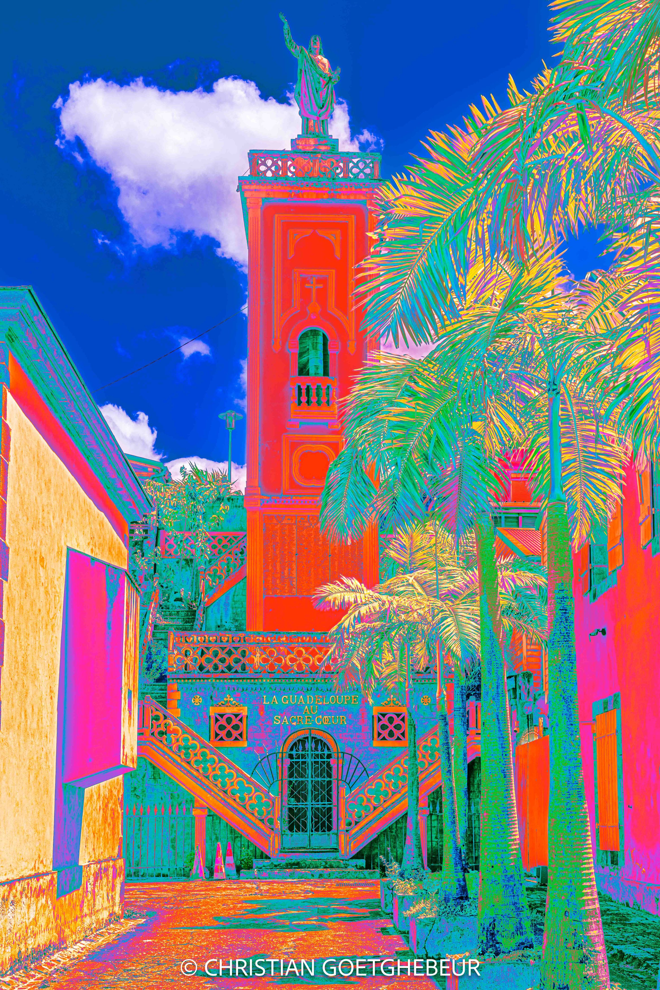 Photographie d’architecture à Basse-Terre en Guadeloupe. Escalier et clocher imbriqués, révélant une verticalité fragmentée.