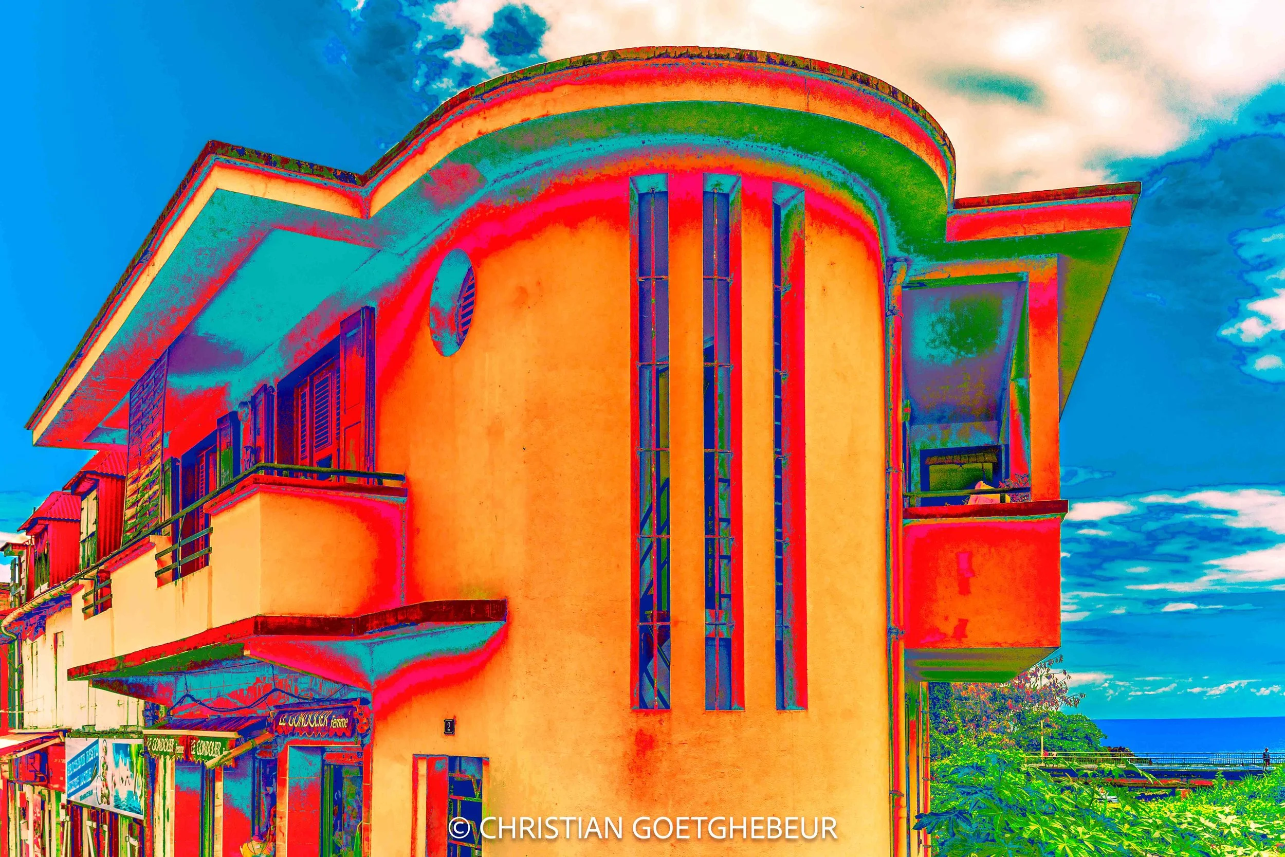 Statue urbaine à Basse-Terre en Guadeloupe, inscrite dans un paysage côtier et architectural de la maison Huc. 