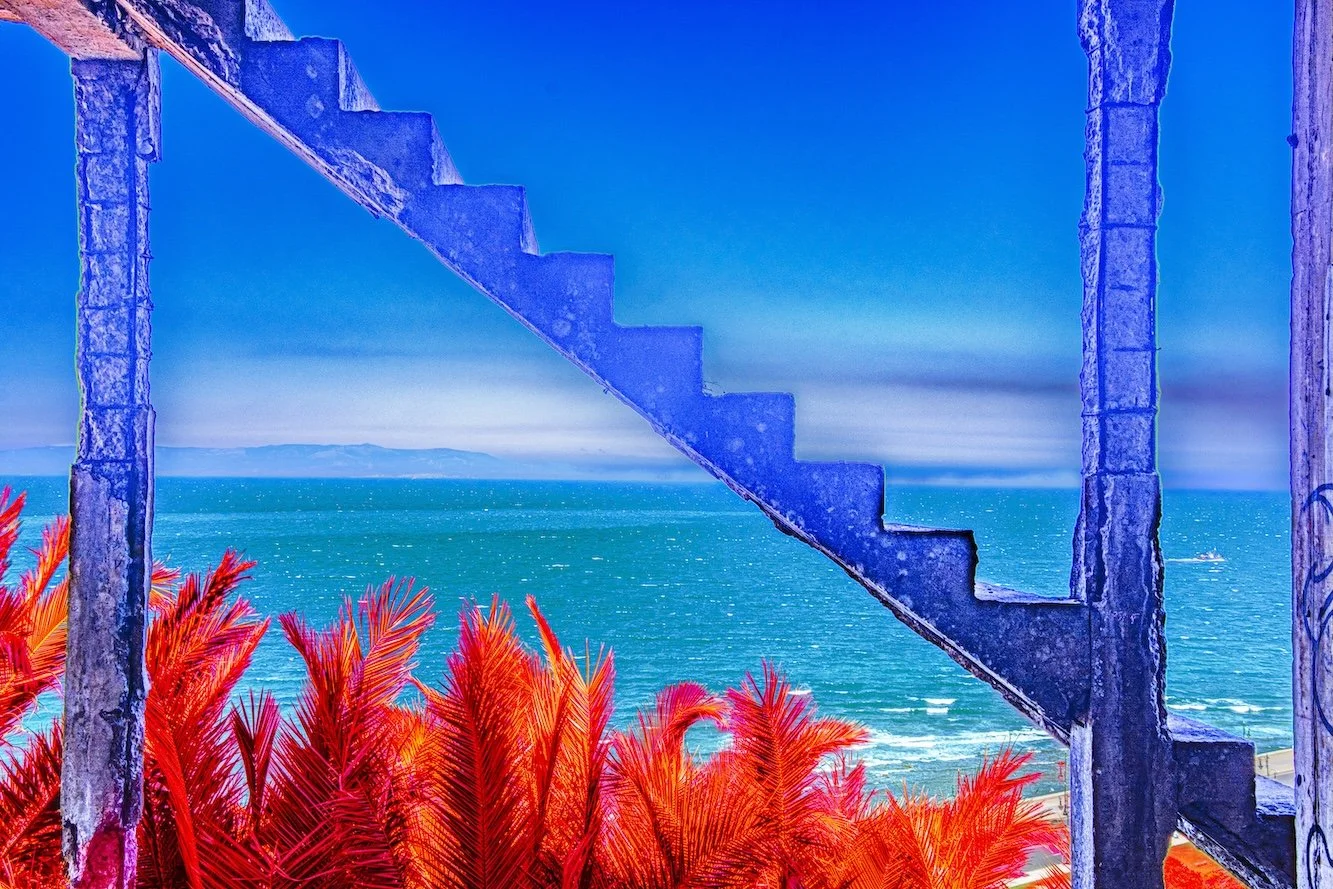 Hors les murs 2, vue du détroit de Gibraltar depuis le plateau de Marshan à Tanger, cette photographie saisit les murs d'une villa inachevée, un paysage maritime et urbain 