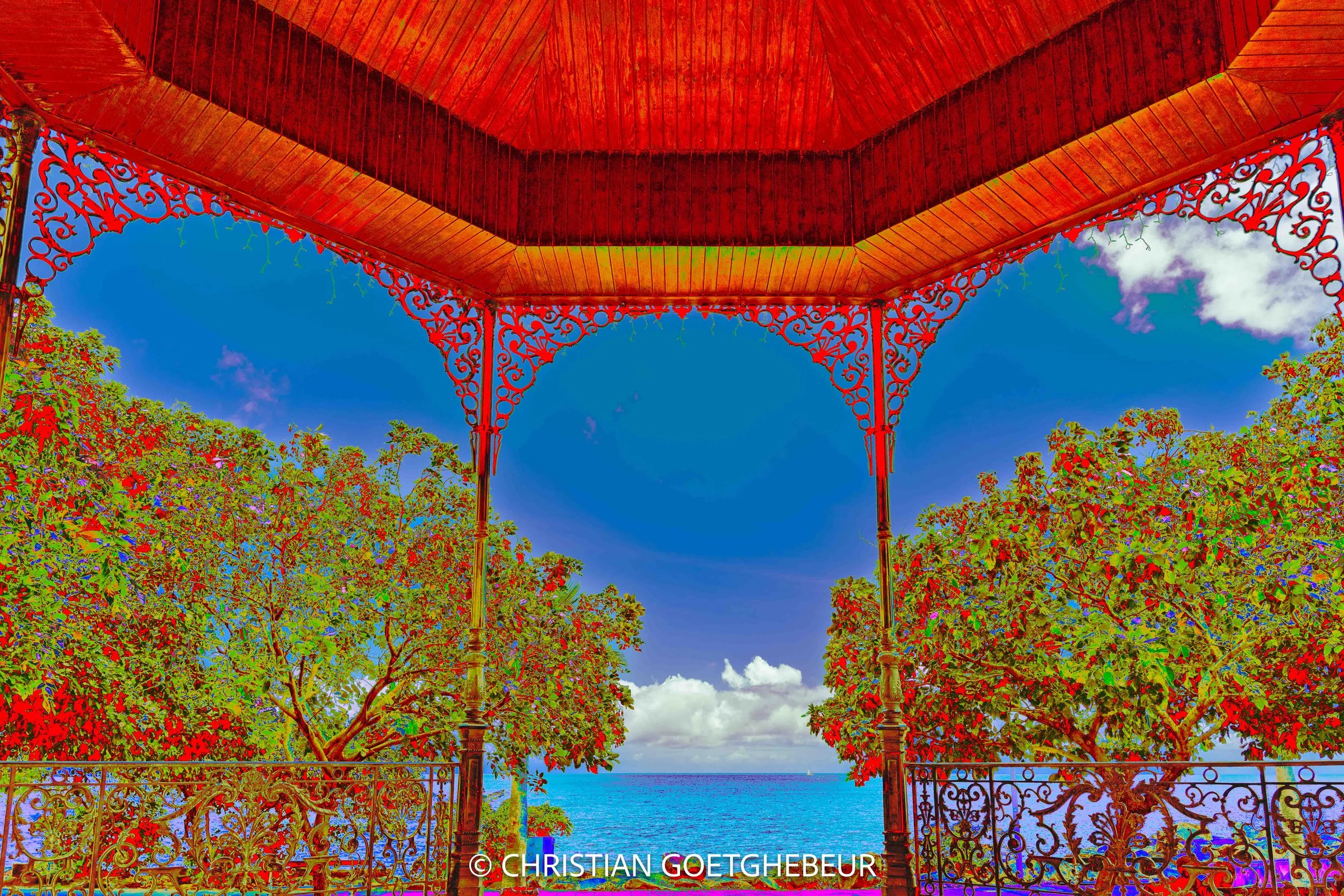 Façade ornementée d'un kiosque  à Basse-Terre, mêlant architecture et sculpture dans une composition verticale face à la mer. 