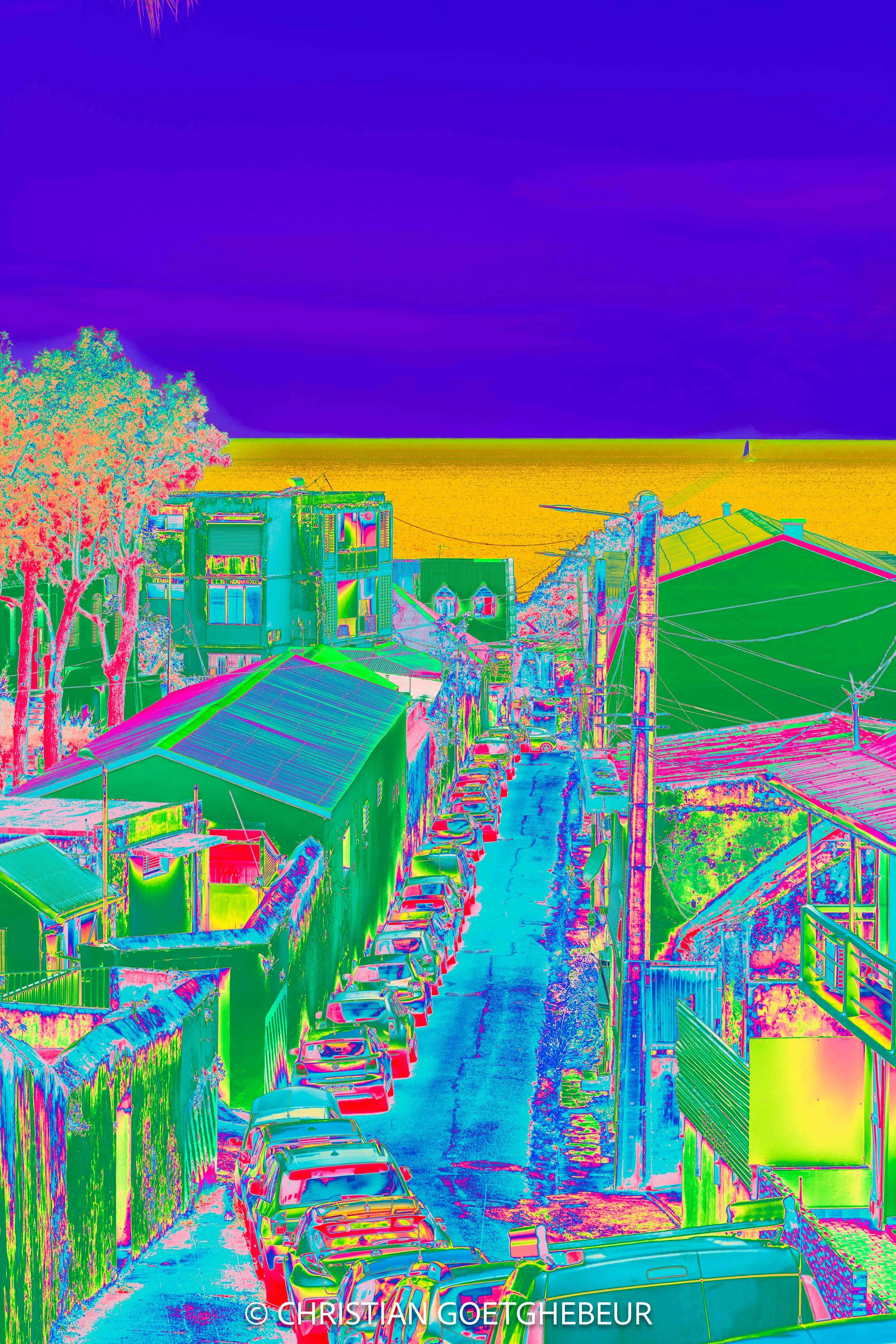 Photographie d’architecture à Basse-Terre en Guadeloupe. Rue en pente où les architectures s’emboîtent et se répondent.