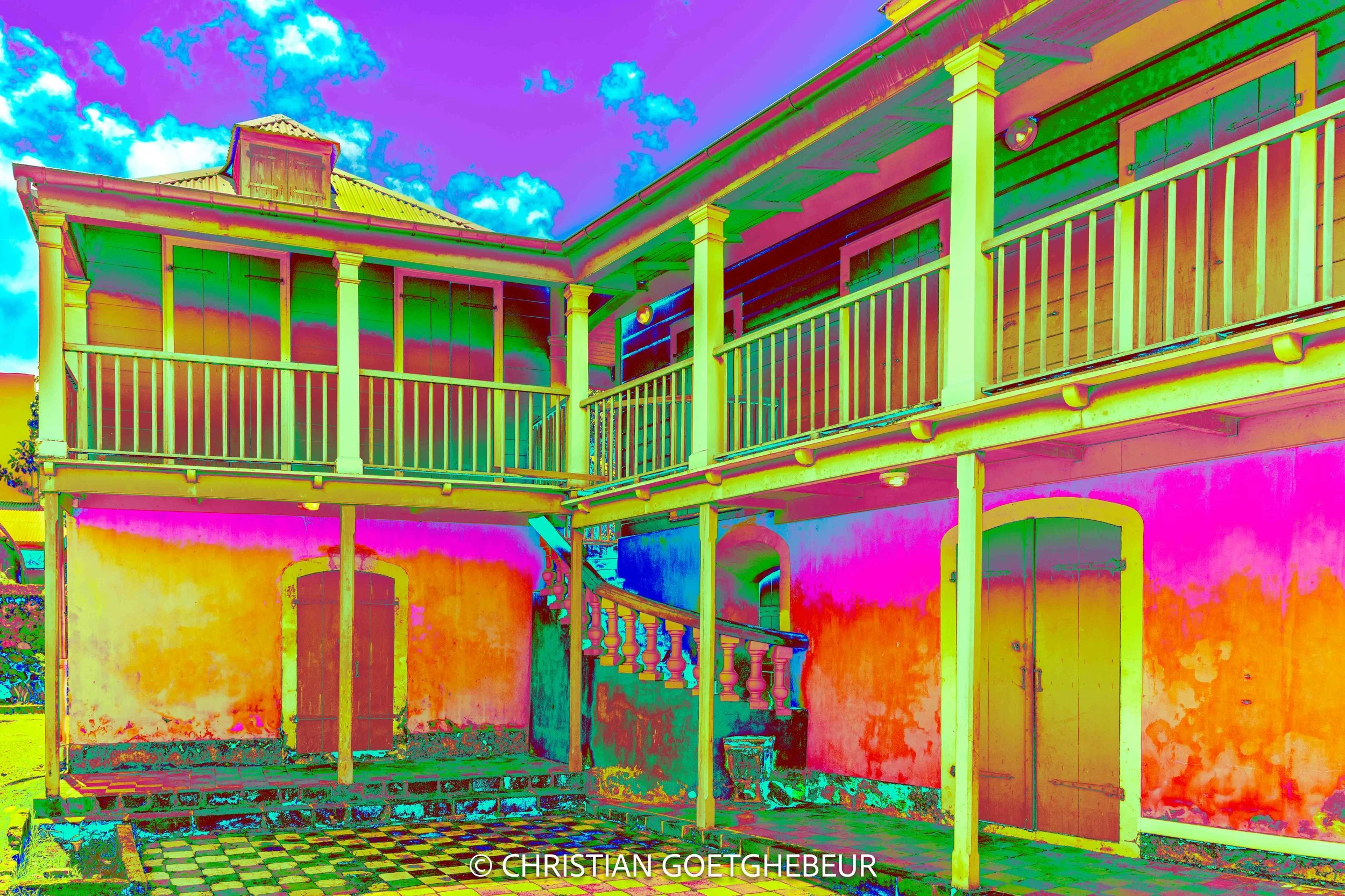 Photographie d’architecture à Basse-Terre en Guadeloupe. Cour intérieure de la maison Coquille, espace de circulation où les lignes dessinent un équilibre ouvert.