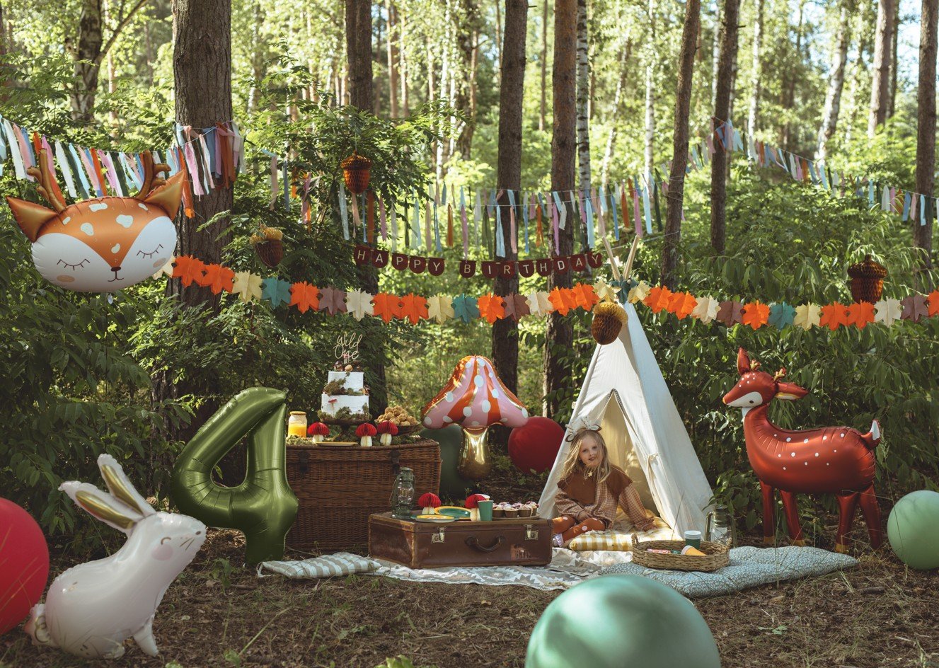 Inspirasjon til pyntet barnebursdag i skogen med girlandere, ballonger og naturdekorasjoner
