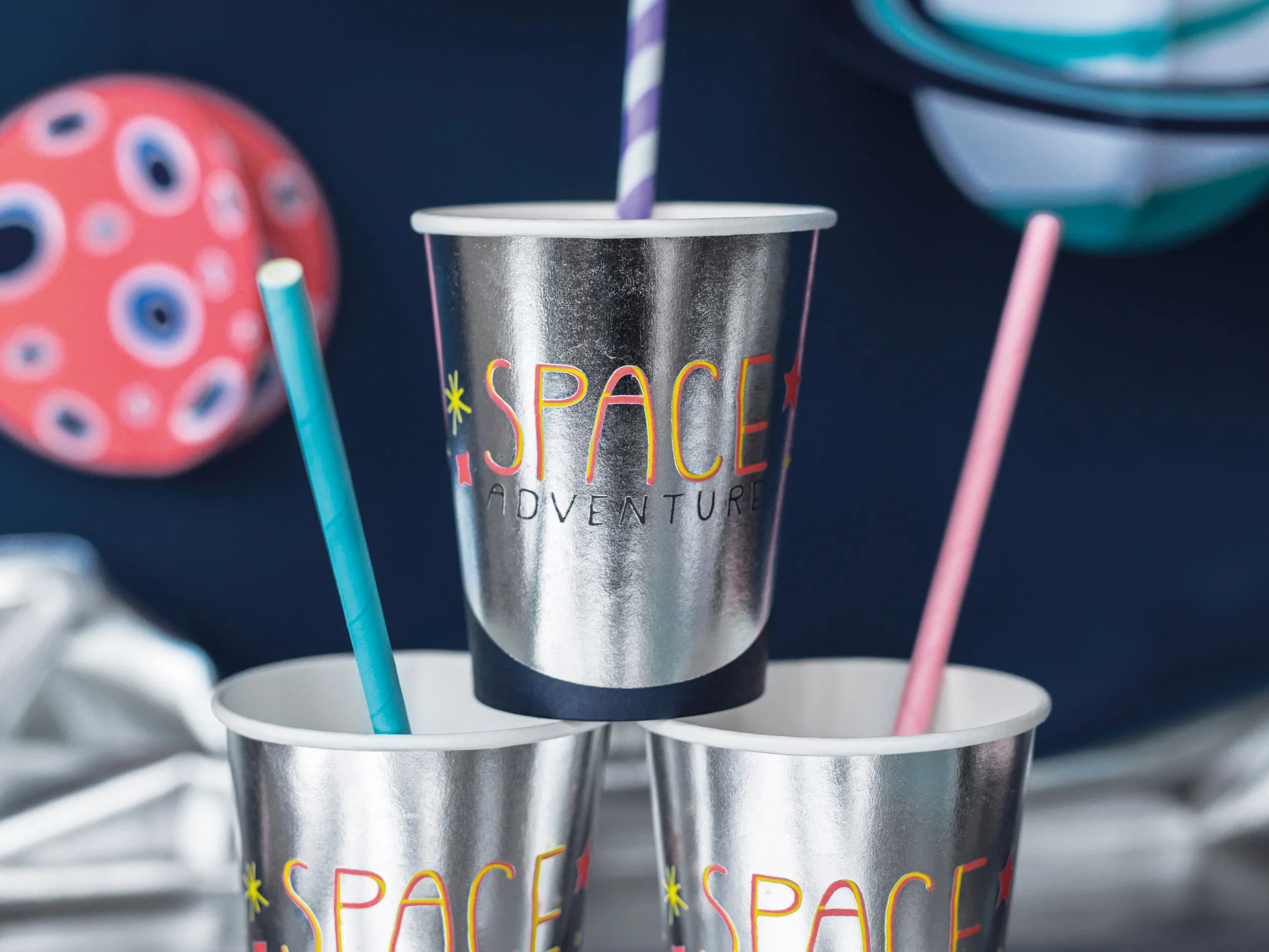 Sølvfargede pappkopper med Space Adventure-motiv til rombursdag