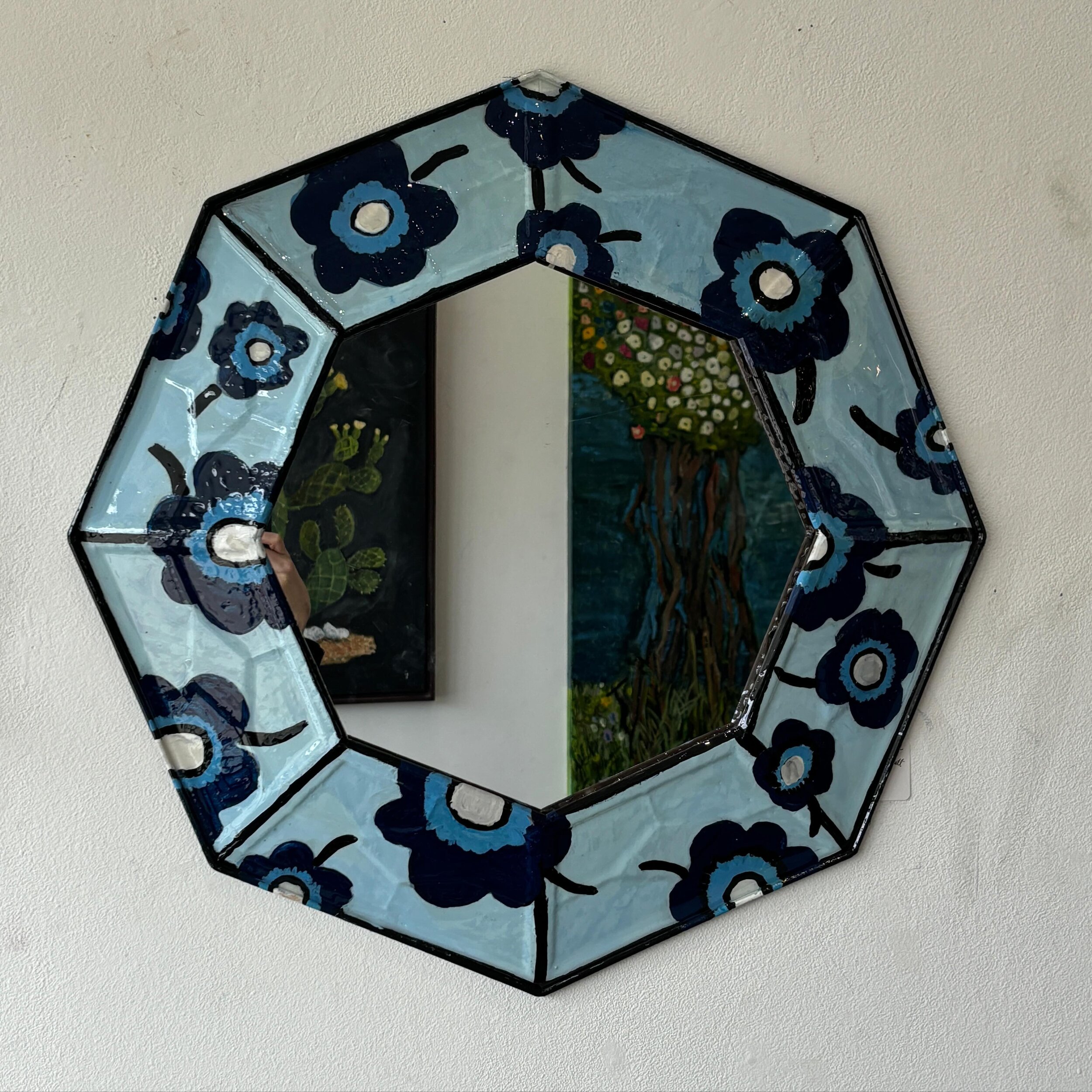 New mirror for sale on our website www.fernsgallop.com. Fern&rsquo;s website has been growing slowly but surely&hellip;..thank you for your enthusiasm and support in this new creative adventure! 

#refurbishedfurniture #vintageobjects #flowerpattern 