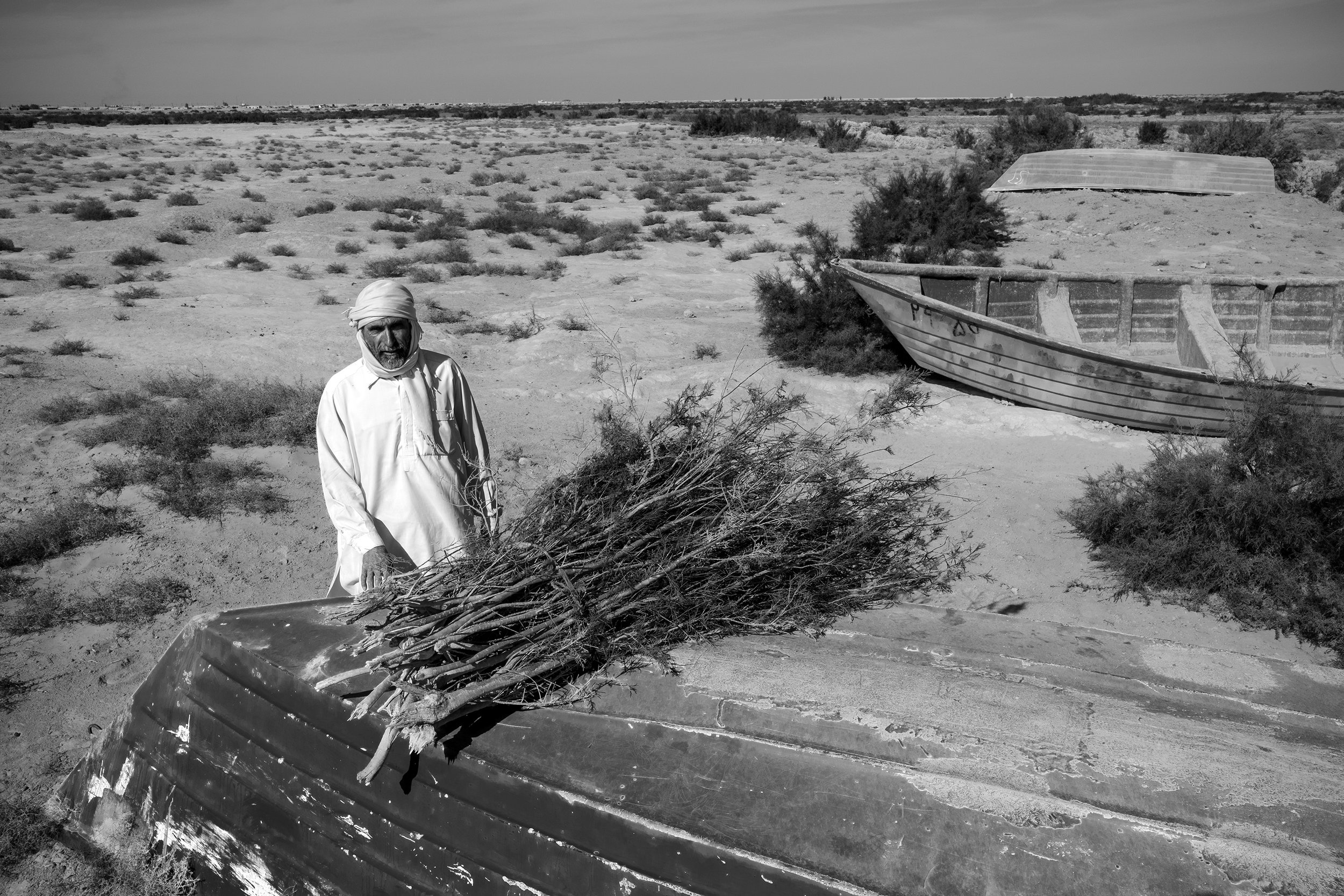 Once a fisherman, now collecting tamarisk reeds on the desolate seabed of Lake Hamoon for a livelihood. Situated on the Iran-Afghanistan border, the Sistan Basin ranks among the driest regions globally. Persistent drought and irrigation mismanagement