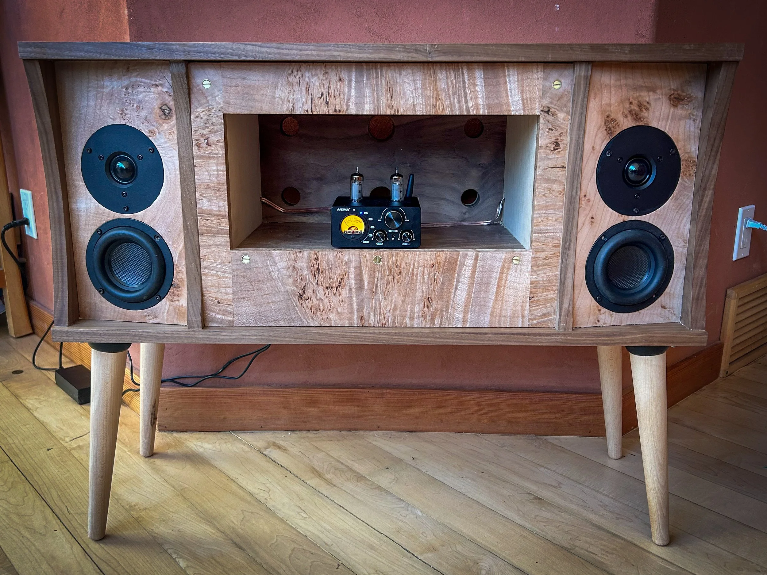 Today I’m launching a new product line. Stand-alone hi-fi systems, with or without built in amplifiers. Each piece will be 100% custom made according to the clients needs and tastes. This first one will be on display at Stonewaters in canmore until i