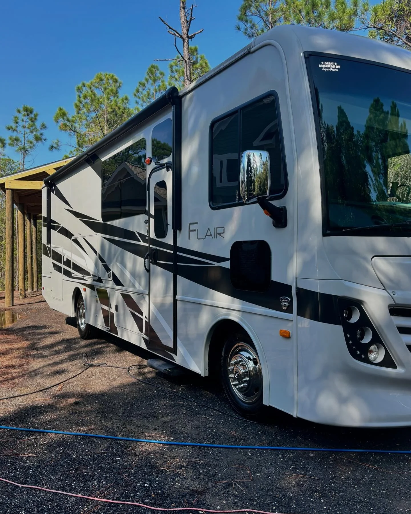 Full exterior wash for this beautiful Rv! #30a #santarosabeachflorida #destinflorida #freeportflorida #panamacitybeach #nicevilleflorida #alysbeach #autodetailing #mobiledetailing #ceramiccoating