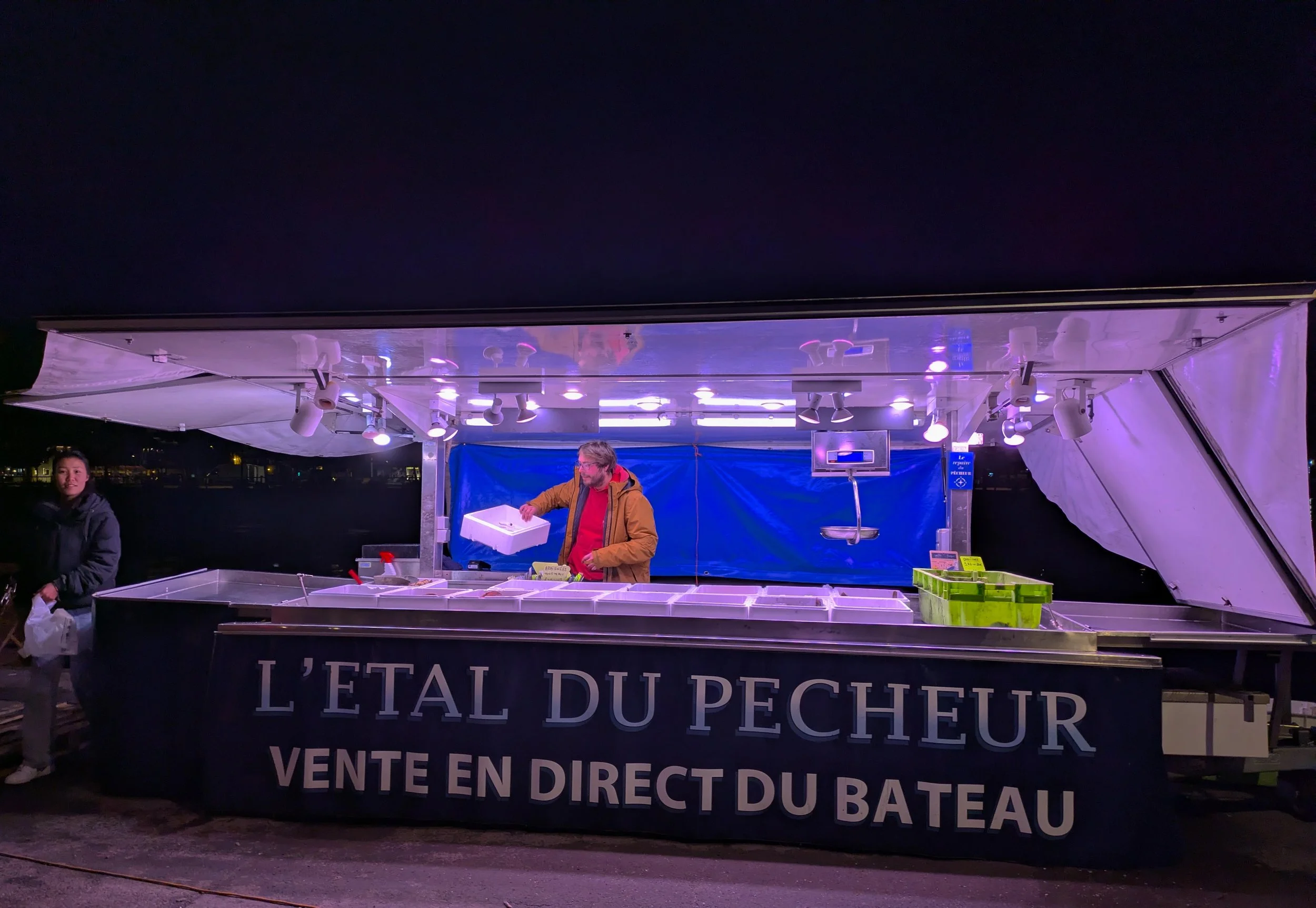 Etal de pêcheurs la nuit. © Christian Gandjbakhch
