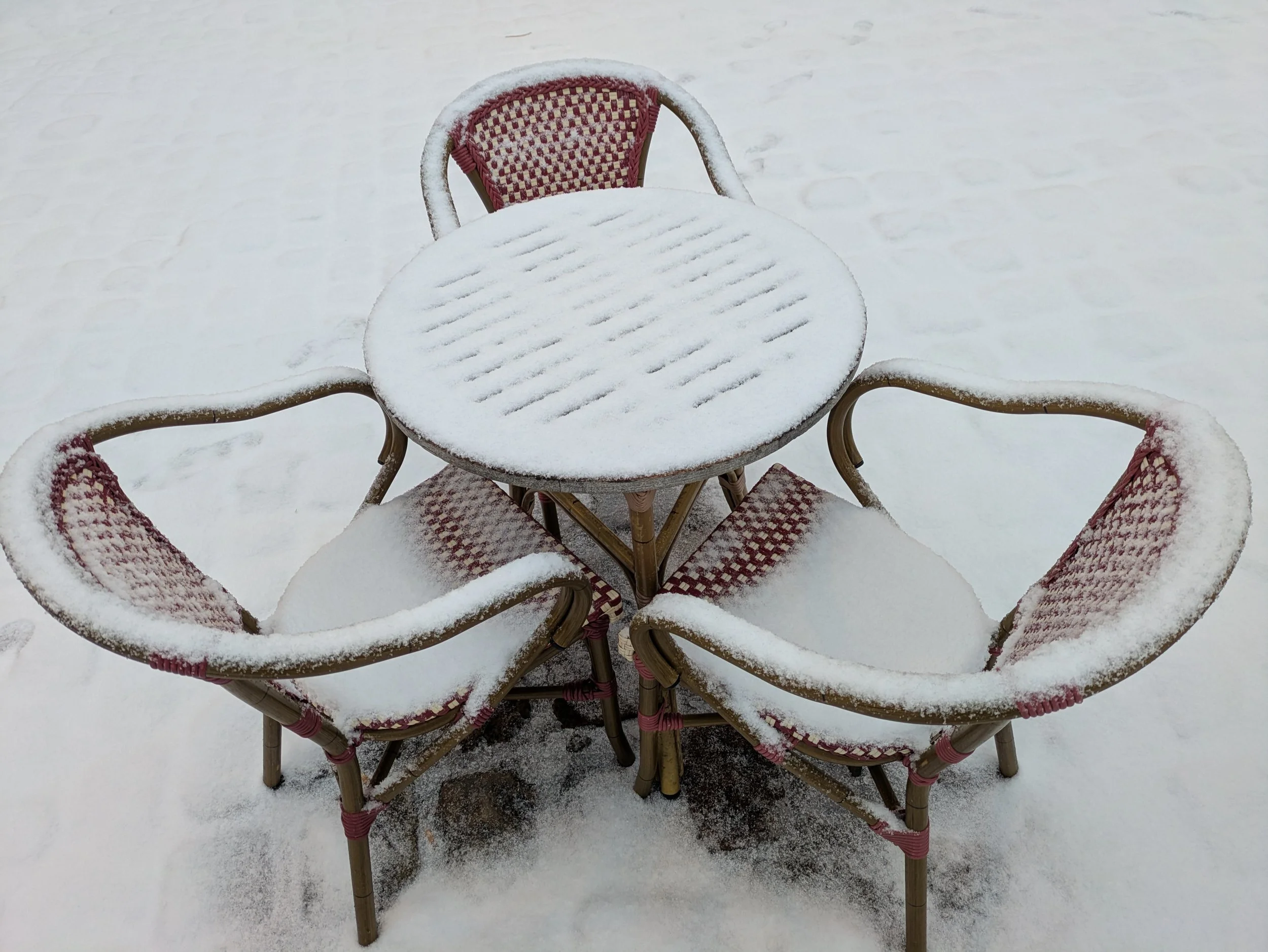 Chaises dans la neige à Honfleur. © Christian Gandjbakhch