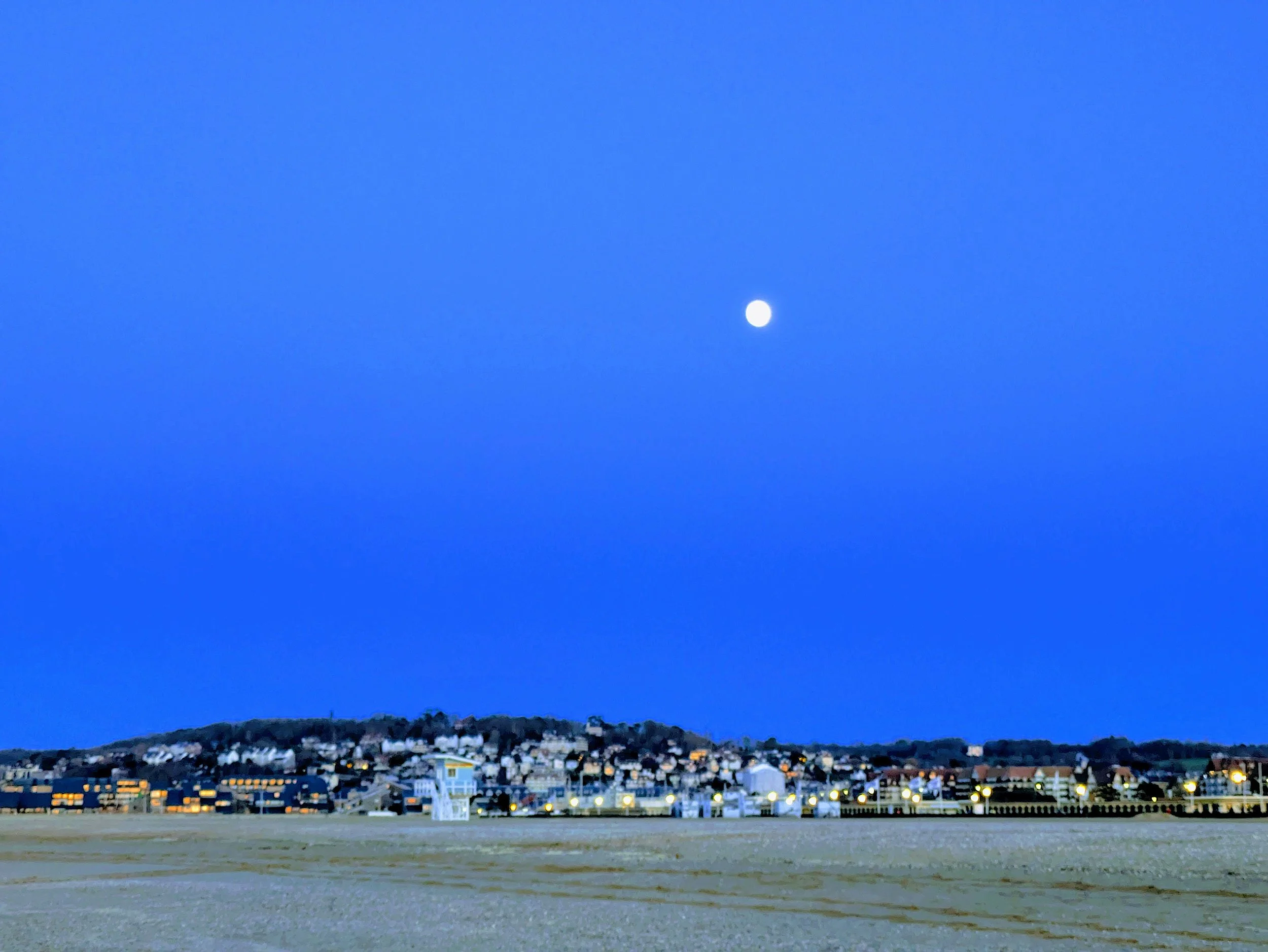 Lune sur Trouville. © Christian Gandjbakhch