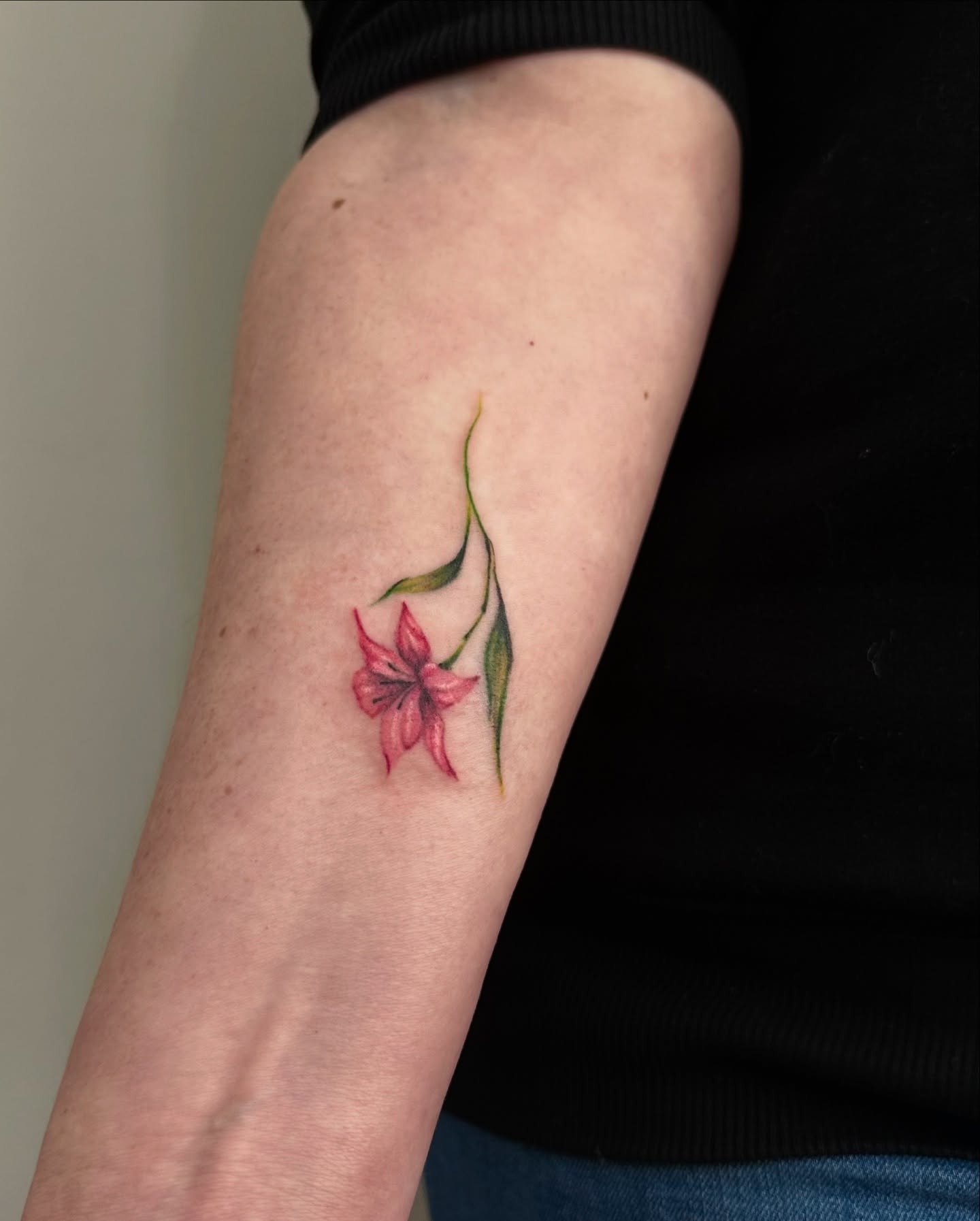 A mini lily done in just an hour🌸
I’ll never stop saying how much I love colorful flowers!
If you’d like something similar — let me know and we’ll create a custom design just for you🫰🏻