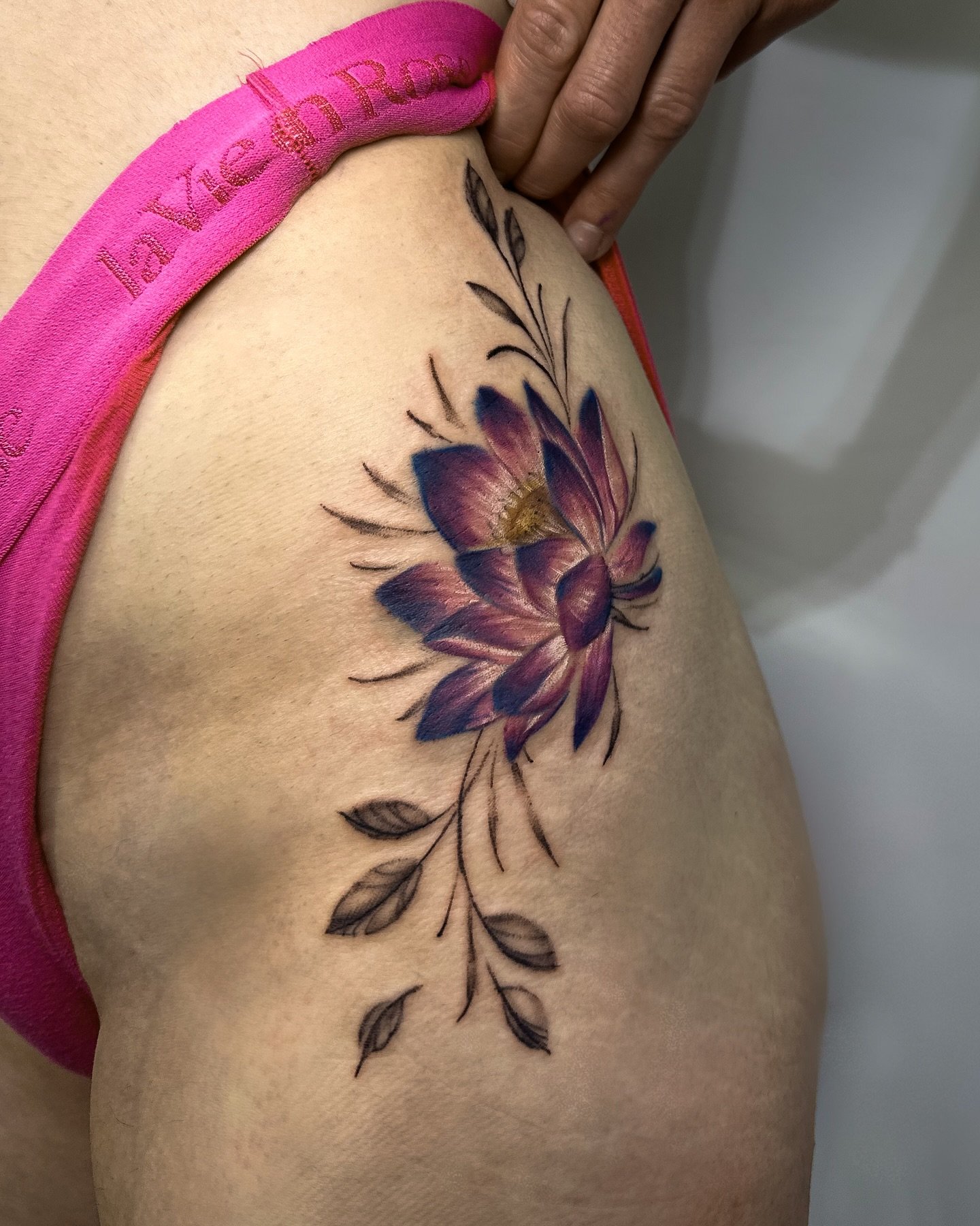 Second color tattoo for Enora!
This time she chose a lotus in deep purple and blue shades 🪷
We spent about 2.5 hours on this piece, including breaks.
What do you think of the result?
