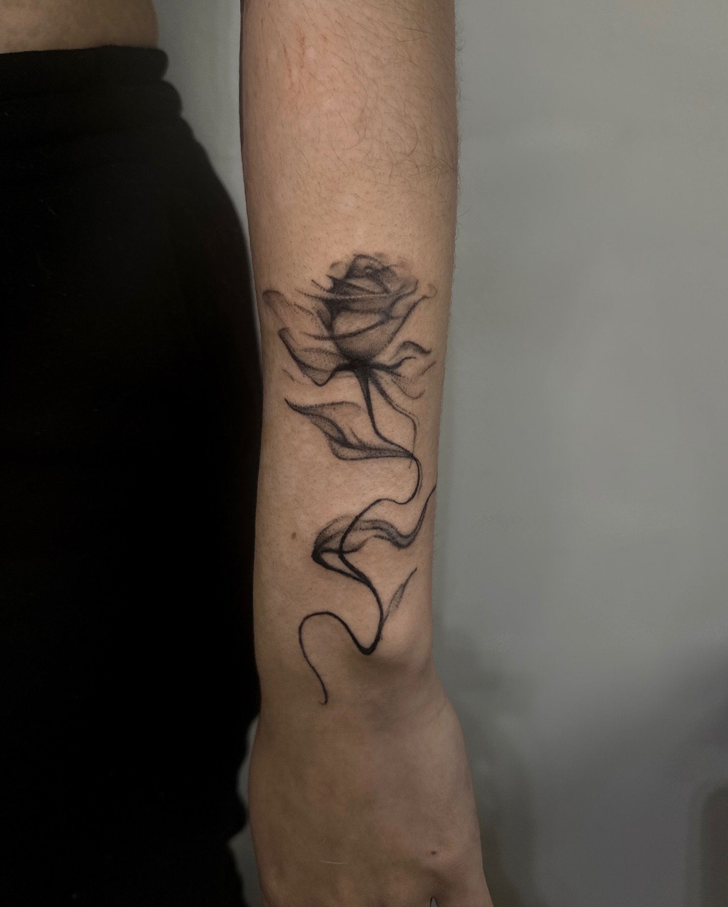 Delicate abstract designs always look stylish on the body.
They’re subtle yet expressive — blending beautifully with other tattoos and adding a unique touch to your look.
If you like this style, message me and we’ll create a cus