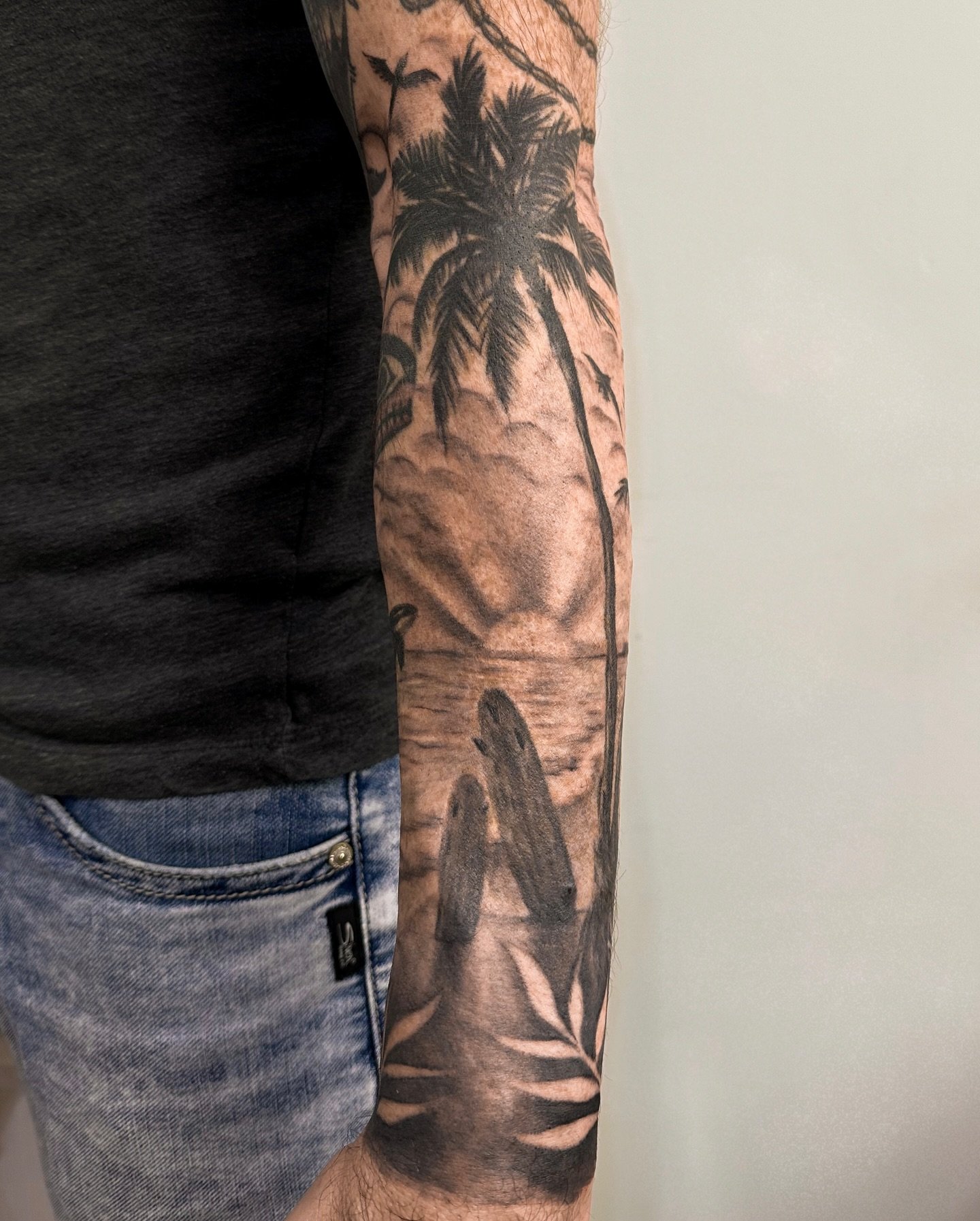 🇫🇷Mike est revenu me voir depuis Ottawa pour la deuxième fois 🖤
On avait fait ce tattoo il y a 8 mois — cette fois, on l’a retouché et ajouté plus de détails en haut.
Merci encore pour ta confiance 🙏
La vid