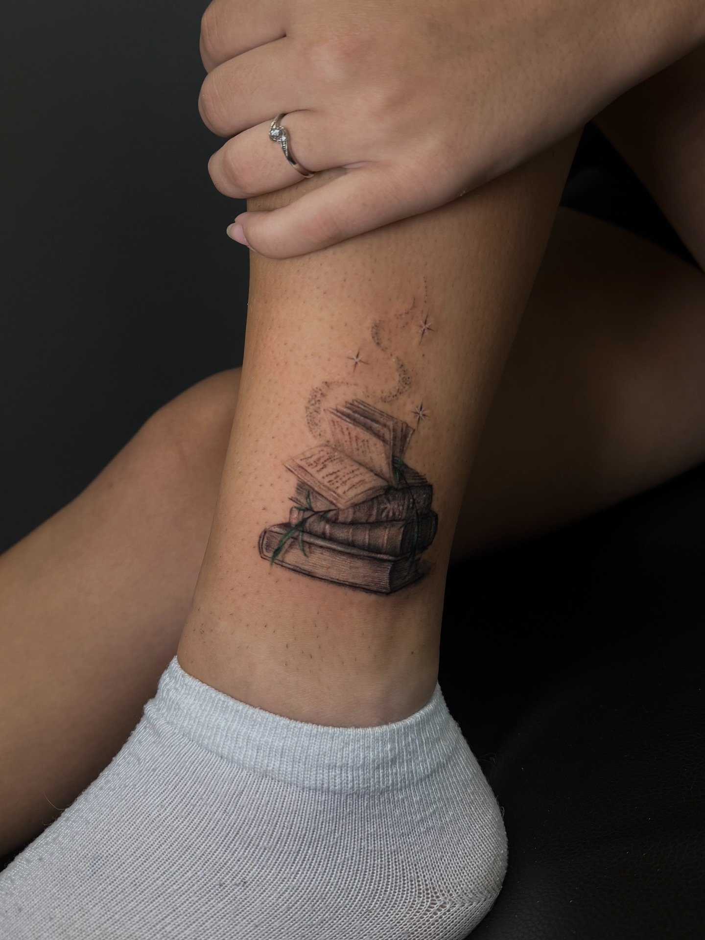 Third tattoo for Maggie, thank you for your trust&hearts;️
Swipe to see more of the process and the design!

I&rsquo;d love to tattoo more book designs so if you like the idea, feel free to message me 💌
.
.
.
#tattooideas #mtltattoo #mtltattooartist